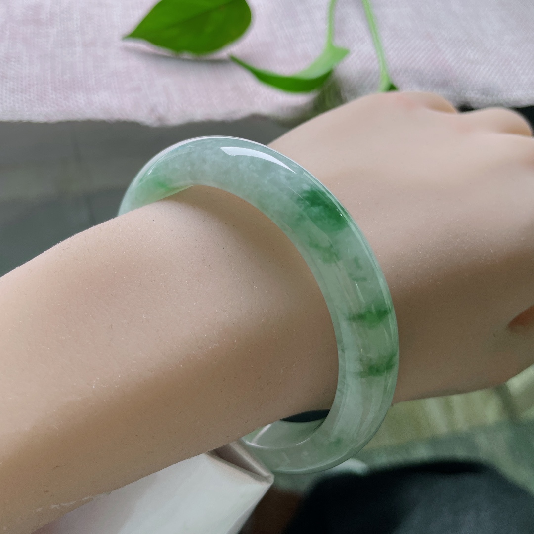 57.2/12/8，飘花正圈，水润，花色灵动飘逸，活泼不失大气婉约，无裂，ss50757a