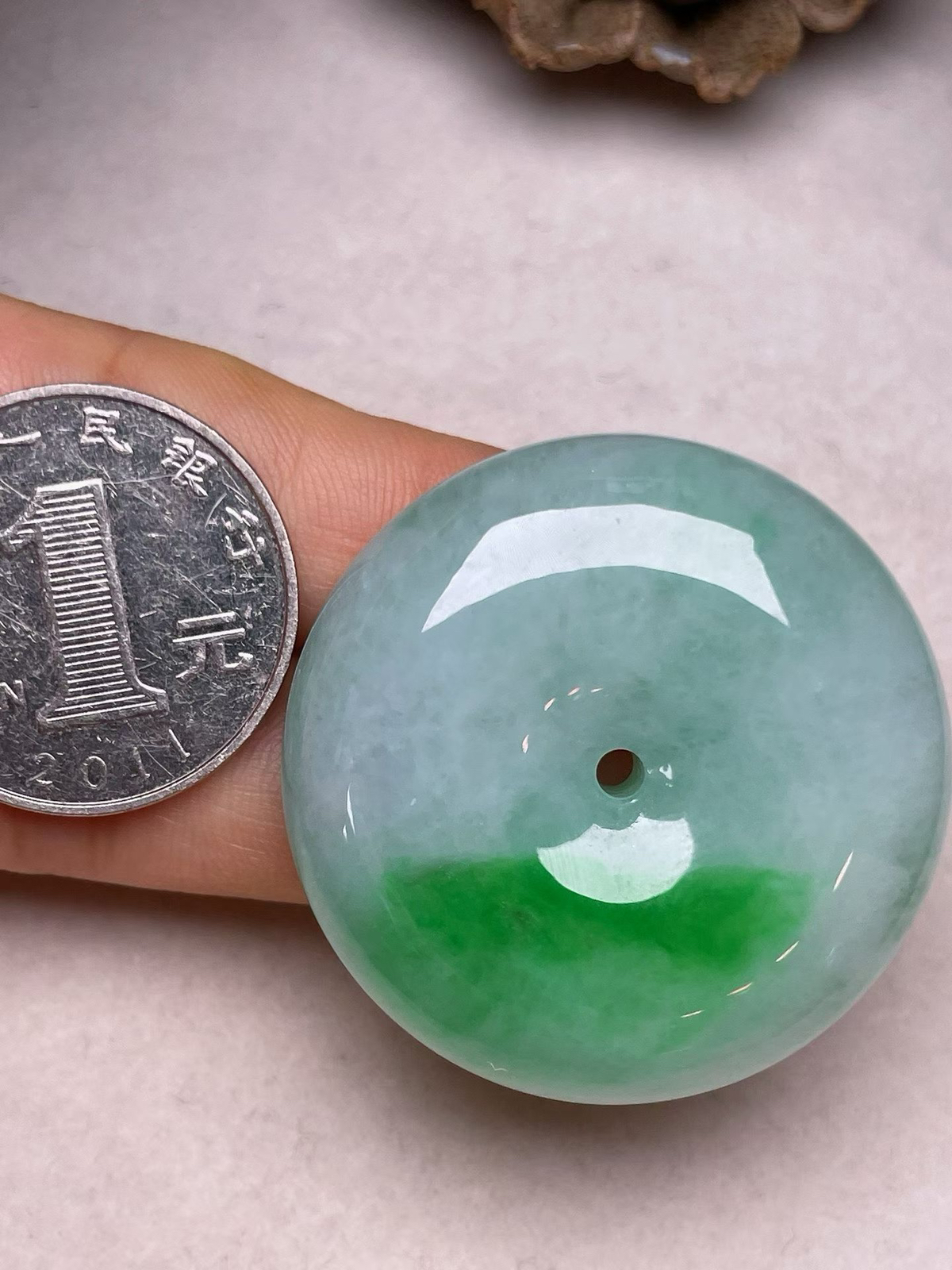 冰糯种飘绿【平安扣】吊坠、种水好，玉质细腻 ，卖相好