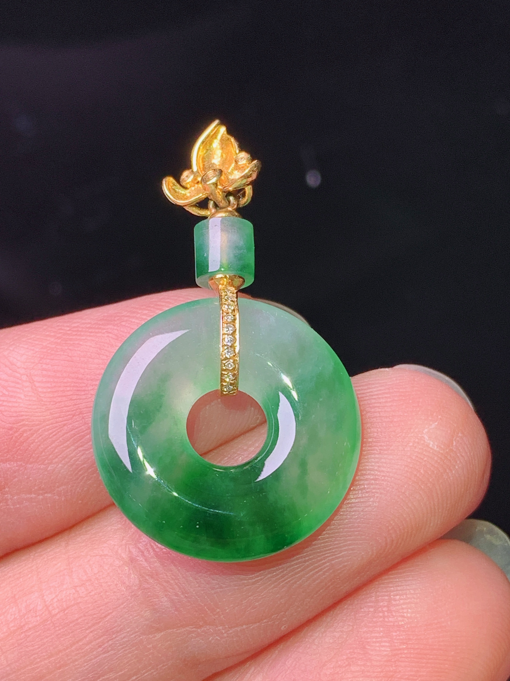 18k金镶嵌飘绿平安环吊坠 玉质细腻 色泽艳丽清新 水润亮眼 整体尺寸29*17*3.5m1