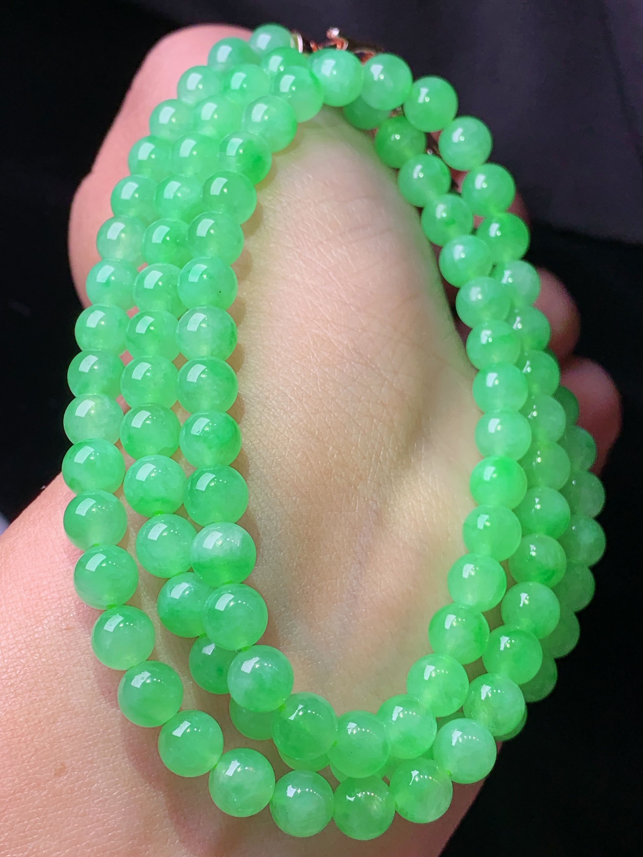 冰阳绿圆珠项链 玉质细腻 色泽艳丽清新 水润亮眼 整体尺寸6h3