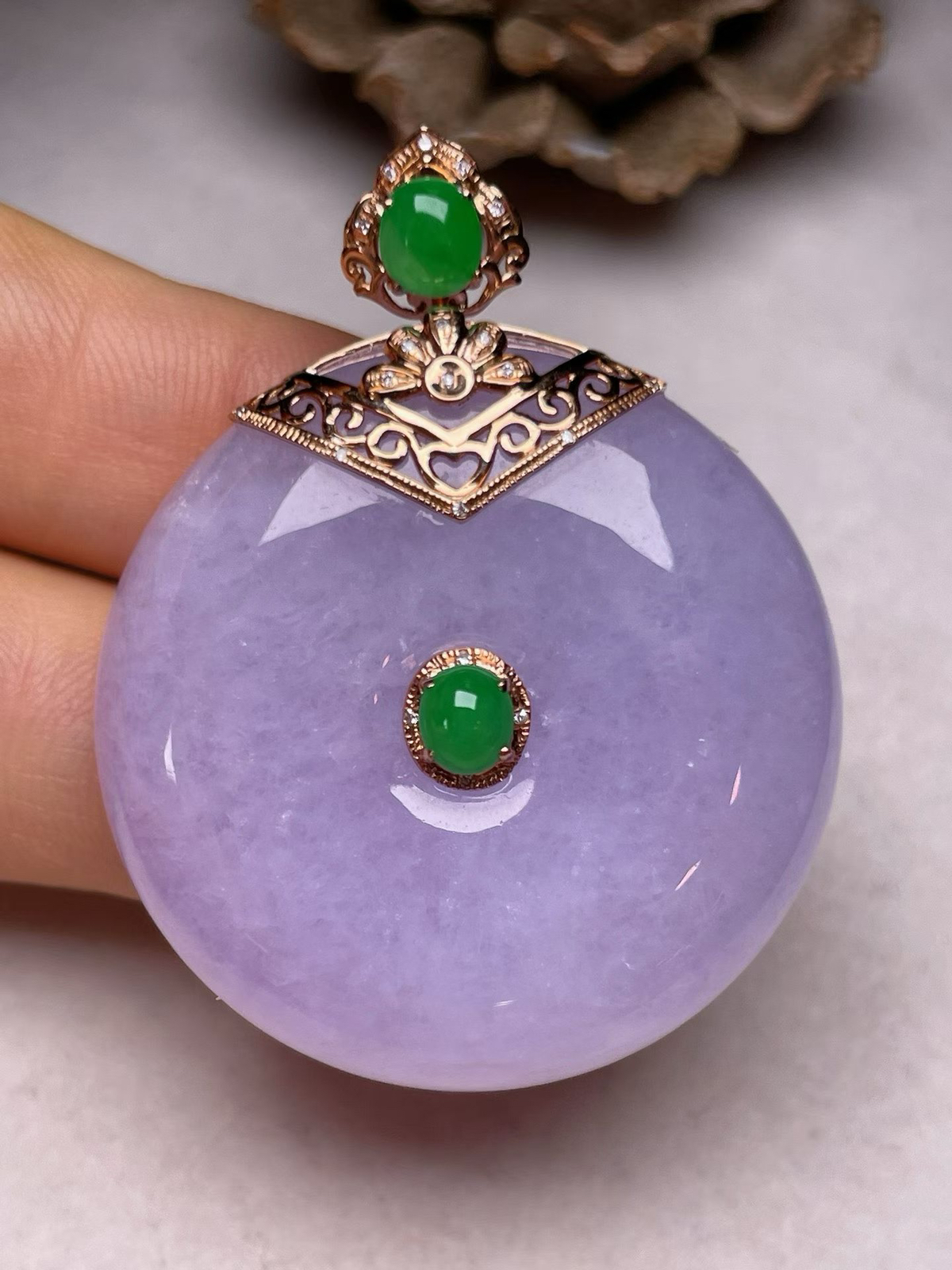 冰糯种紫罗兰平安扣吊坠，真金真钻镶嵌，种水好，玉质细腻 .裸石尺寸 33.8*12.5
