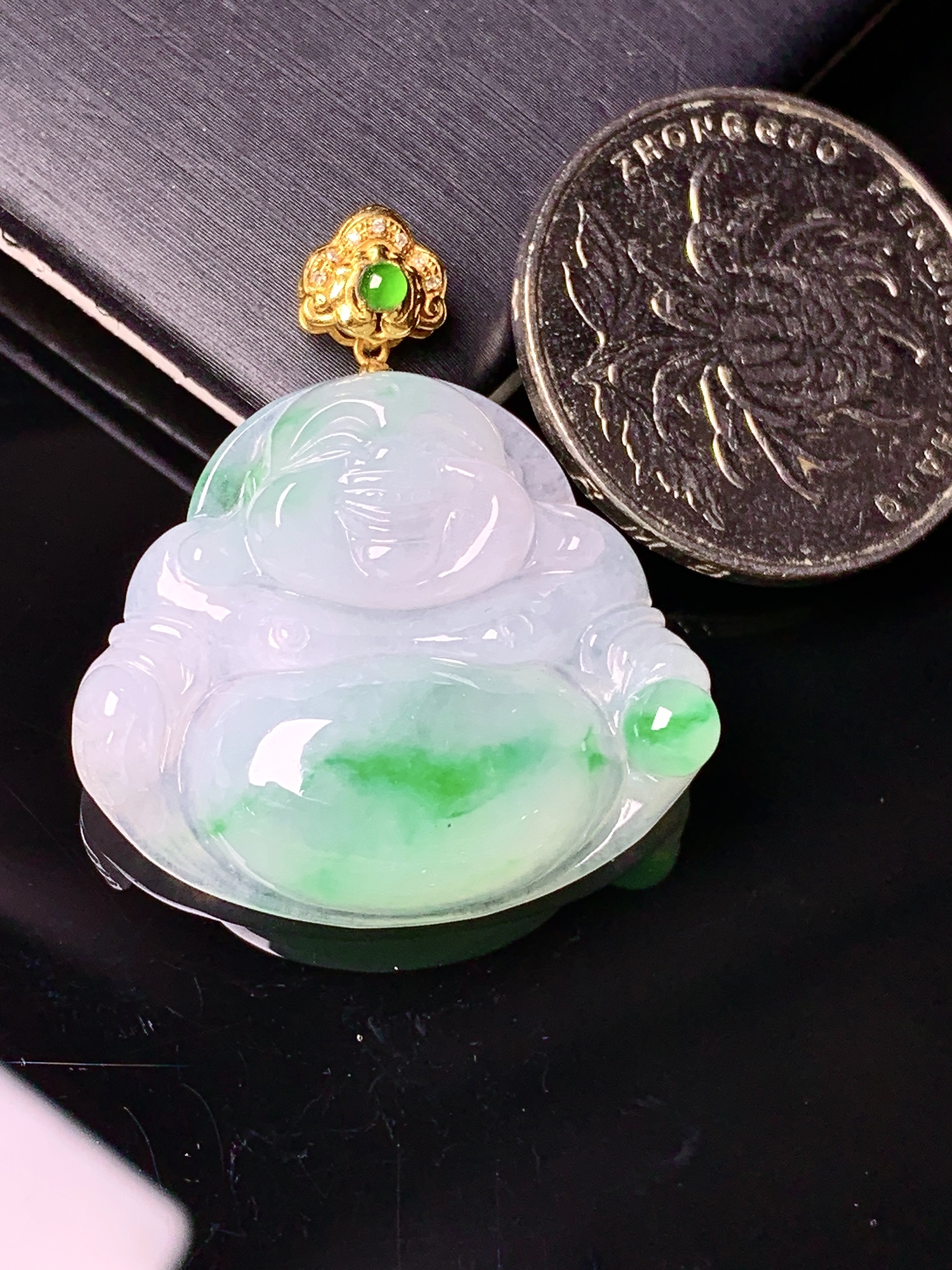 18k金镶嵌飘绿佛公吊坠 玉质细腻 色泽艳丽清新 水润亮眼 整体尺寸32.5*28.3*6.5x1