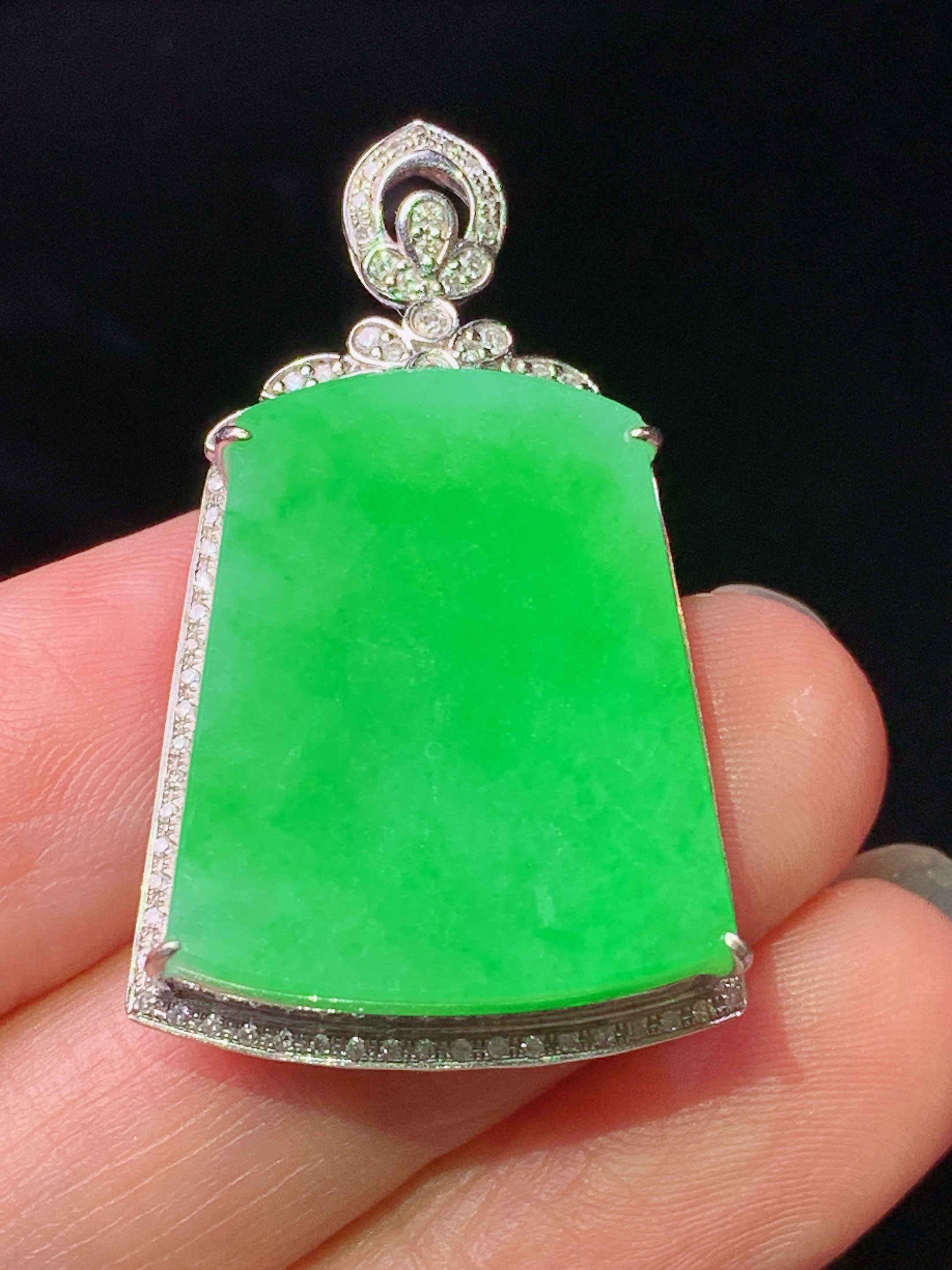 18k金钻镶嵌阳绿无事牌吊坠 玉质细腻 色泽艳丽清新 水润亮眼 整体尺寸35*21.3*8.6L2