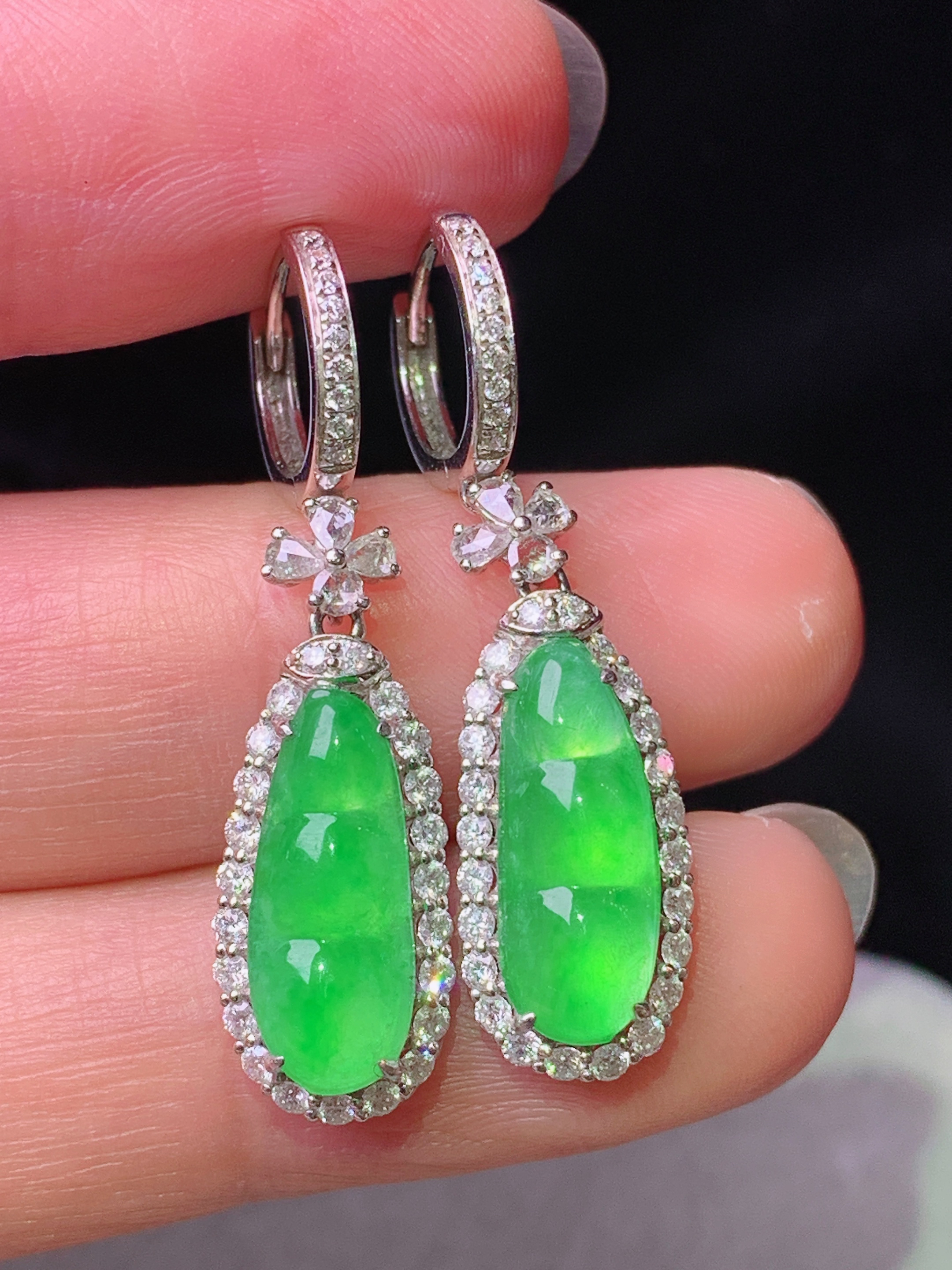 18k金钻镶嵌冰阳绿四季豆耳坠 玉质细腻 色泽艳丽清新 水润亮眼 整体尺寸32*8.5*5.6h1