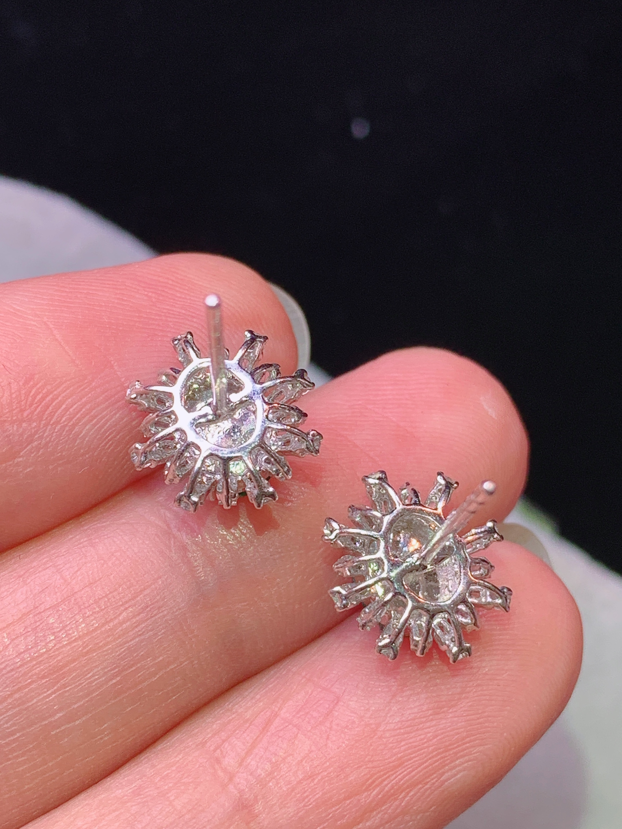 18k金钻镶嵌冰阳绿耳钉 玉质细腻 色泽艳丽清新 水润亮眼 整体尺寸11.2*10*6.8p1