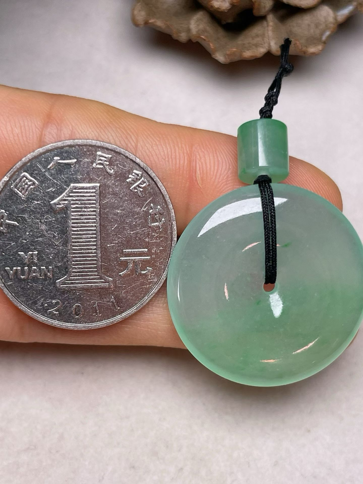 冰种飘绿【平安扣】吊坠、种水好，玉质细腻 ，卖相好