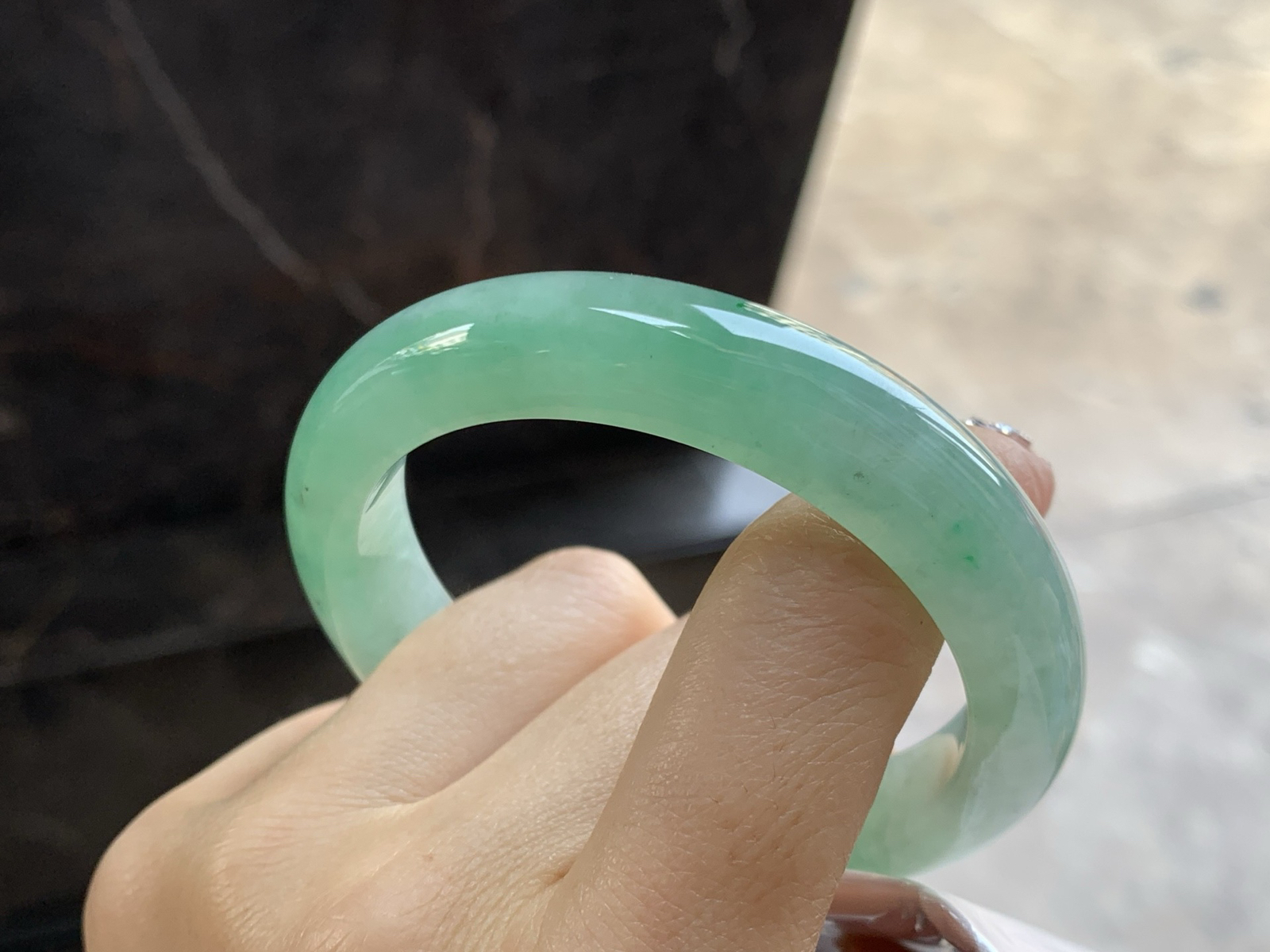 54-11.7-8.6

糯冰种带色手镯^_^有种有色～上手漂亮