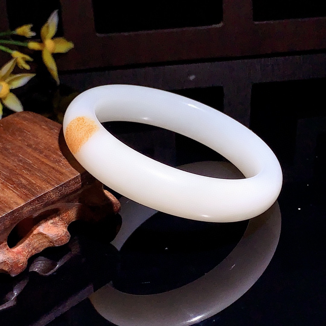 和田玉58圈羊脂白宽条手镯！58圈口枣红皮，玉质细腻油润 底色纯净 无裂无杂 脂粉好，品质高。