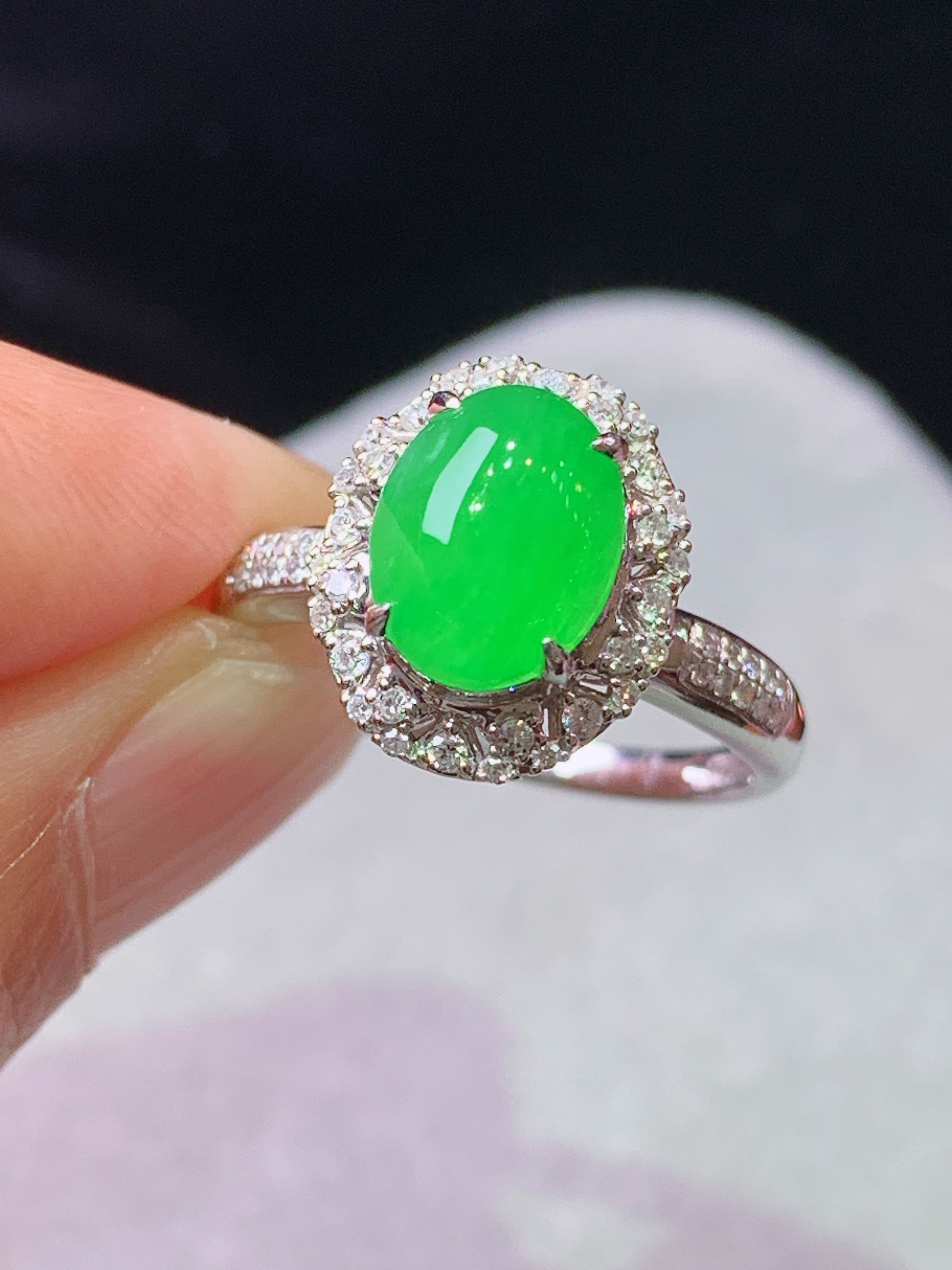 18k金钻镶嵌冰阳绿蛋面戒指 玉质细腻 色泽艳丽清新 水润亮眼 圈口14 整体尺寸12.8*11*9.7L2