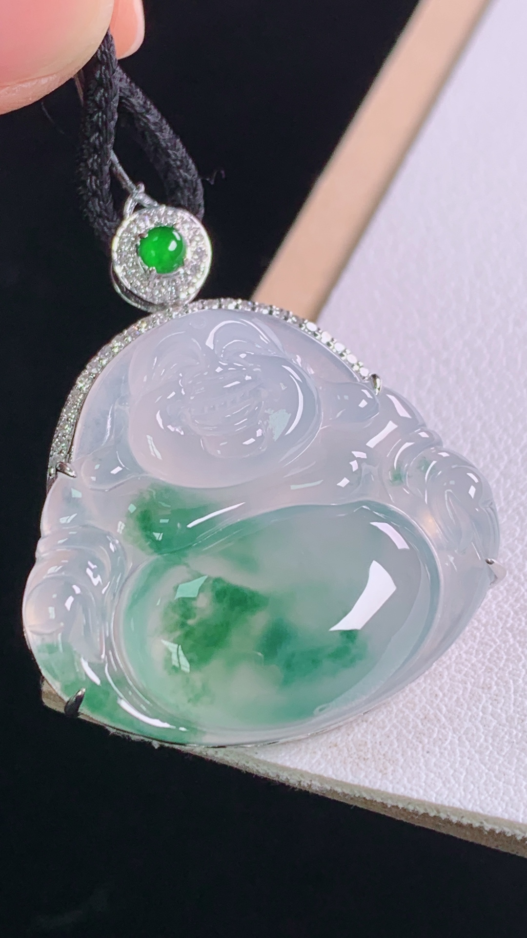 冰飘花佛公吊坠，18K重金镶嵌，花色灵动，清透细腻，无裂，尺寸:33.7-28.9-8.9，裸石25