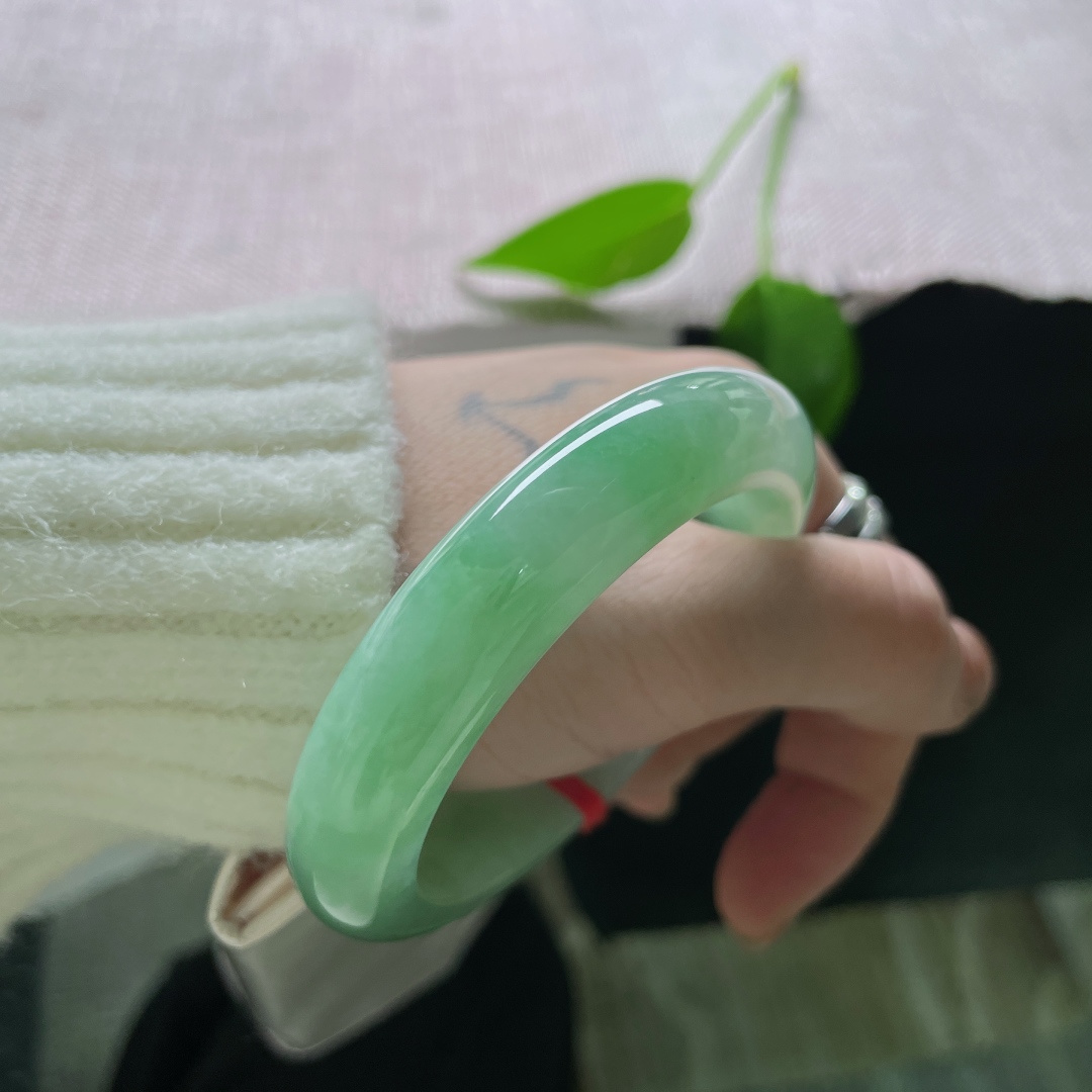 52.5/12.2/8.8绿底正圈，水润细腻，一眼即见的东方美，江南雨后，贵气，一点皮纹，ss51972a