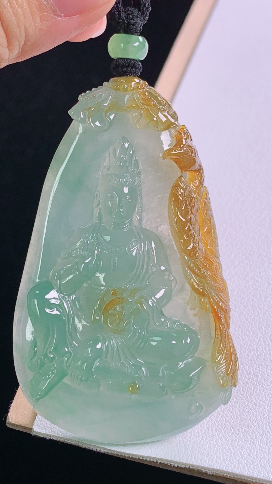 冰黄观音菩萨，冰润荧光，雕工精湛，无裂，尺寸71.2/40.0/8.4mm，编号21