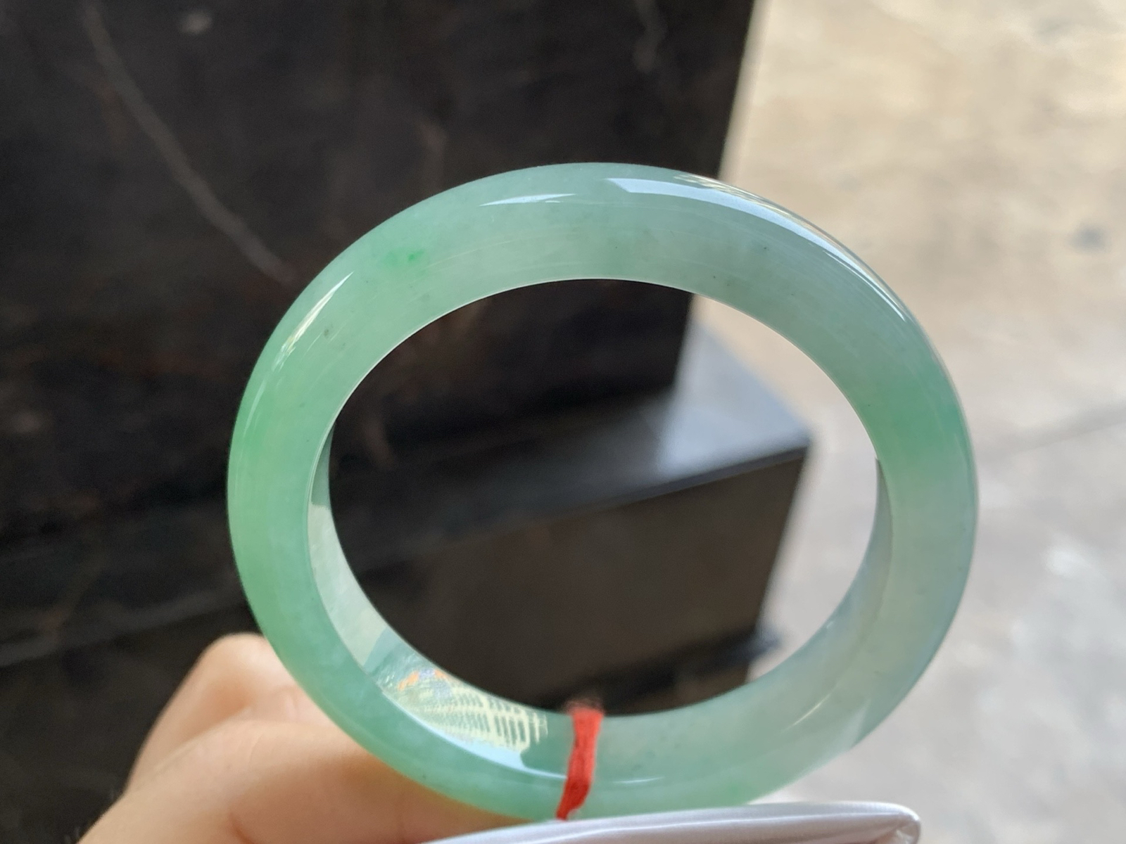 54-11.7-8.6

糯冰种带色手镯^_^有种有色～上手漂亮