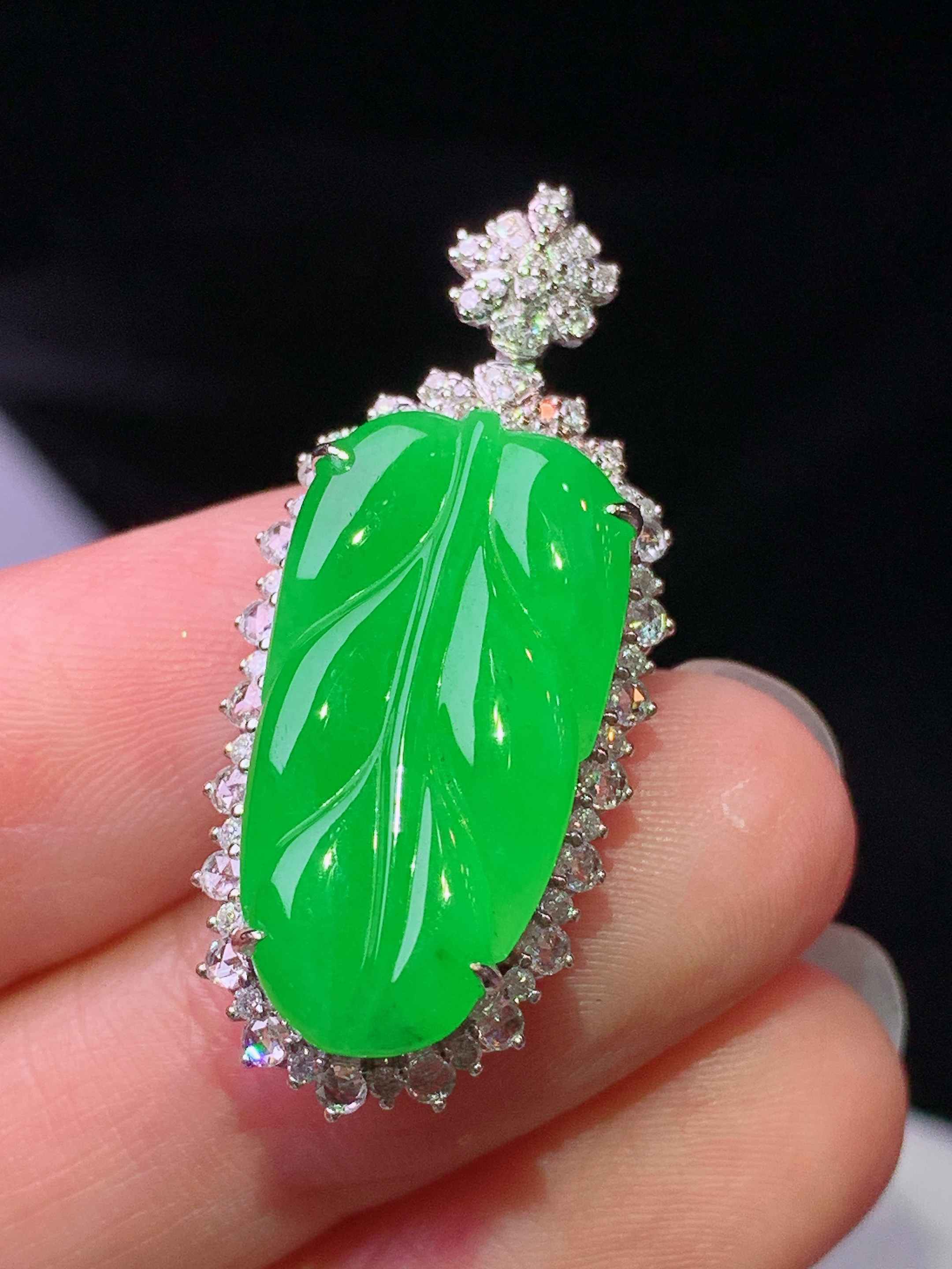 18k金钻镶嵌冰阳绿树叶吊坠 玉质细腻 色泽艳丽清新 水润亮眼 整体尺寸33.8*15*10m2