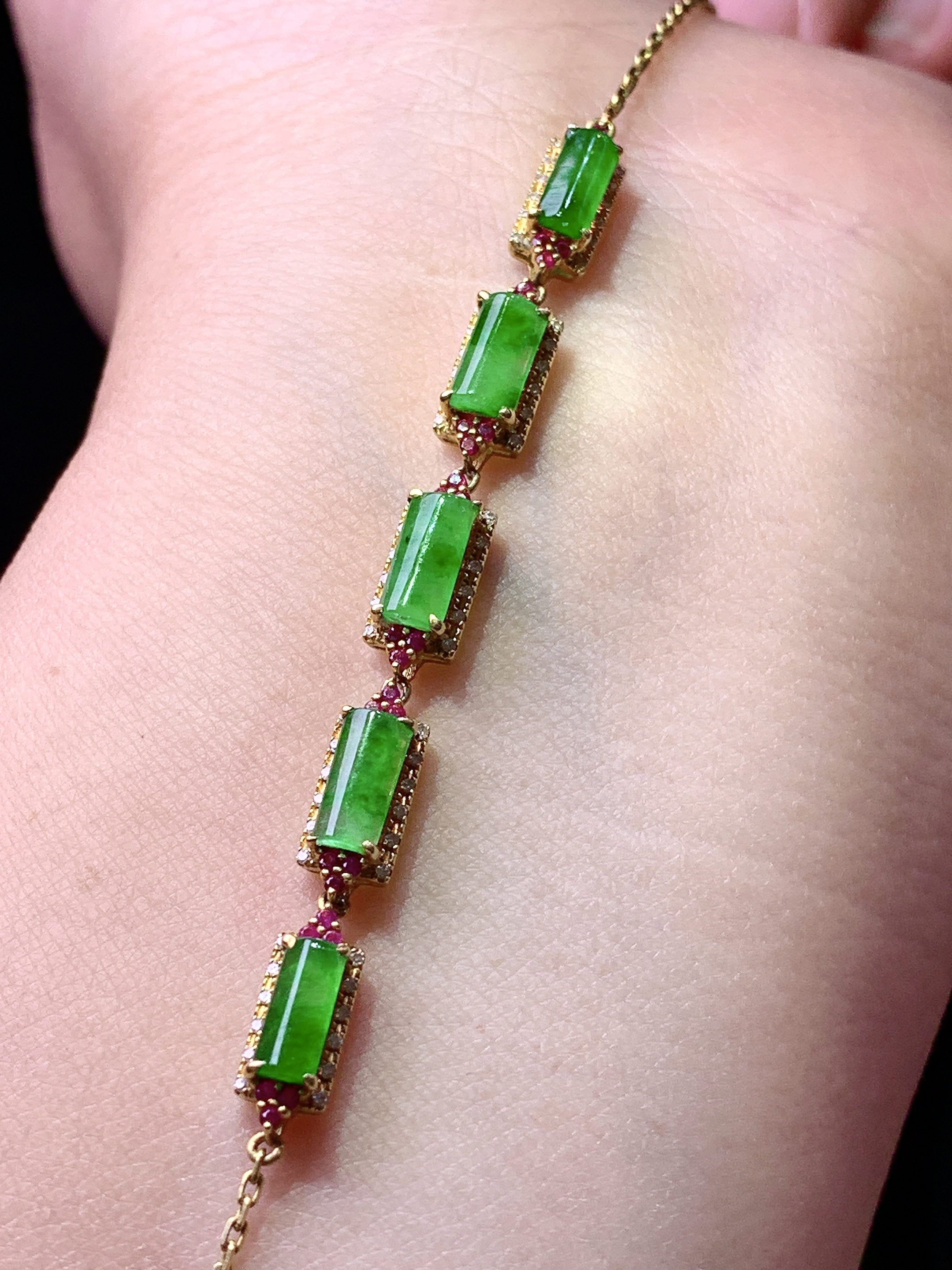 18k金钻镶嵌满绿玉柱手链 玉质细腻 色泽艳丽清新 水润亮眼 整体尺寸160*4.8*4.2j3