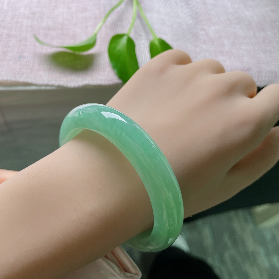 57.9/13.1/9.3，满绿正圈，色泽清雅，种老，郁郁层峦夹岸青，青山绿水去无声。无裂，ss51891a