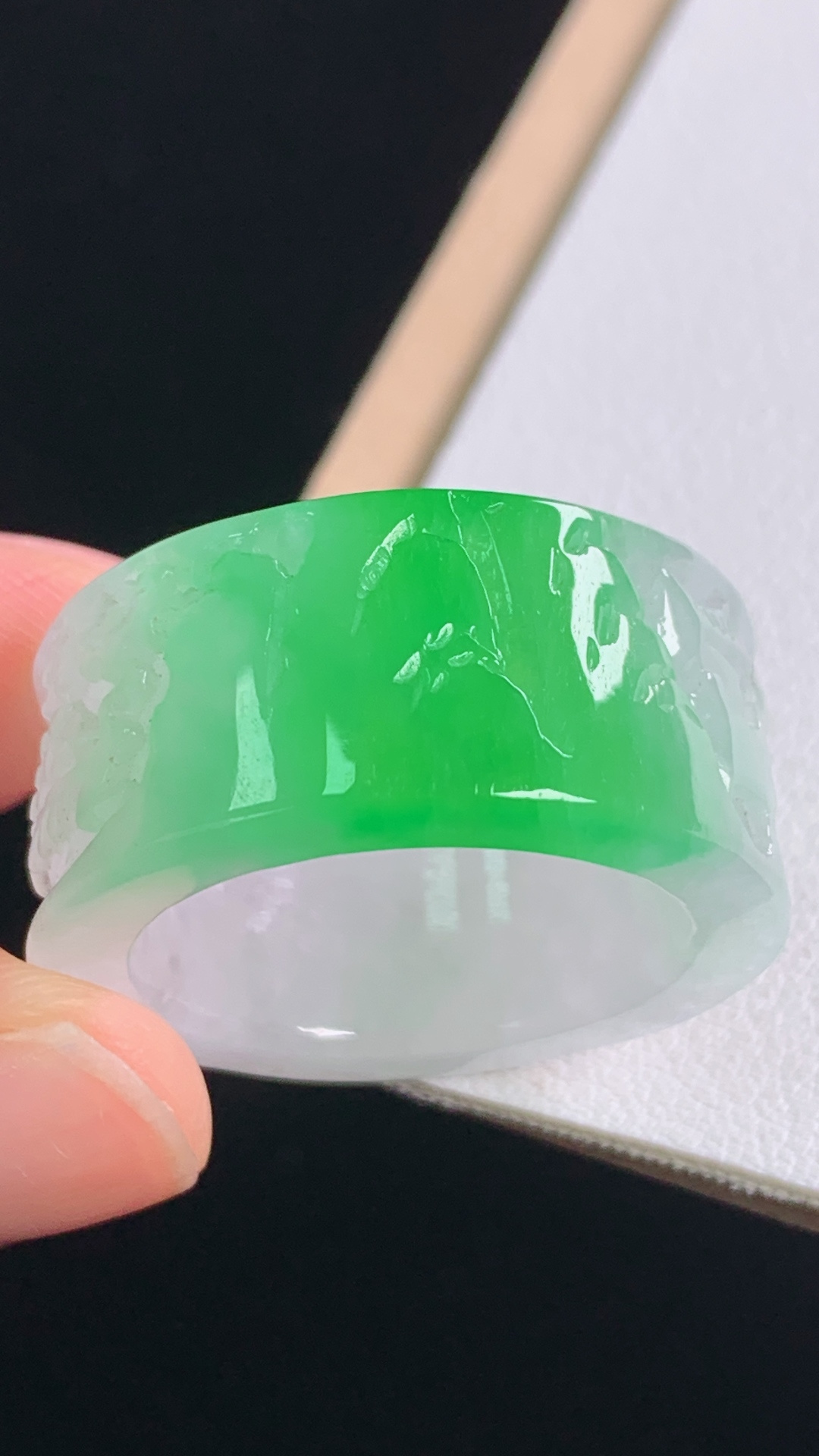冰飘绿山水扳指，翠色灵动，水润细腻，无裂，尺寸:圈口24/20.4-12.6-4.3mm