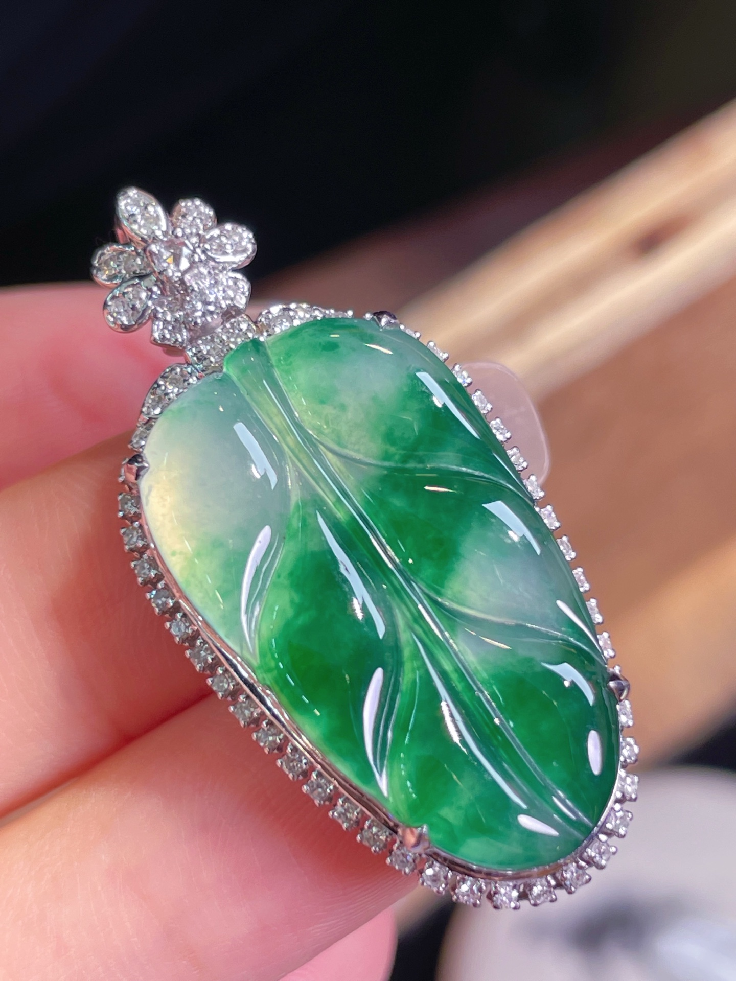 ️超值，翡翠A货 满绿，叶子吊坠，18k金镶嵌，冰润细腻，佩戴效果出众：38.1/18.3/8.9，裸石：26.9/15.8/3.5