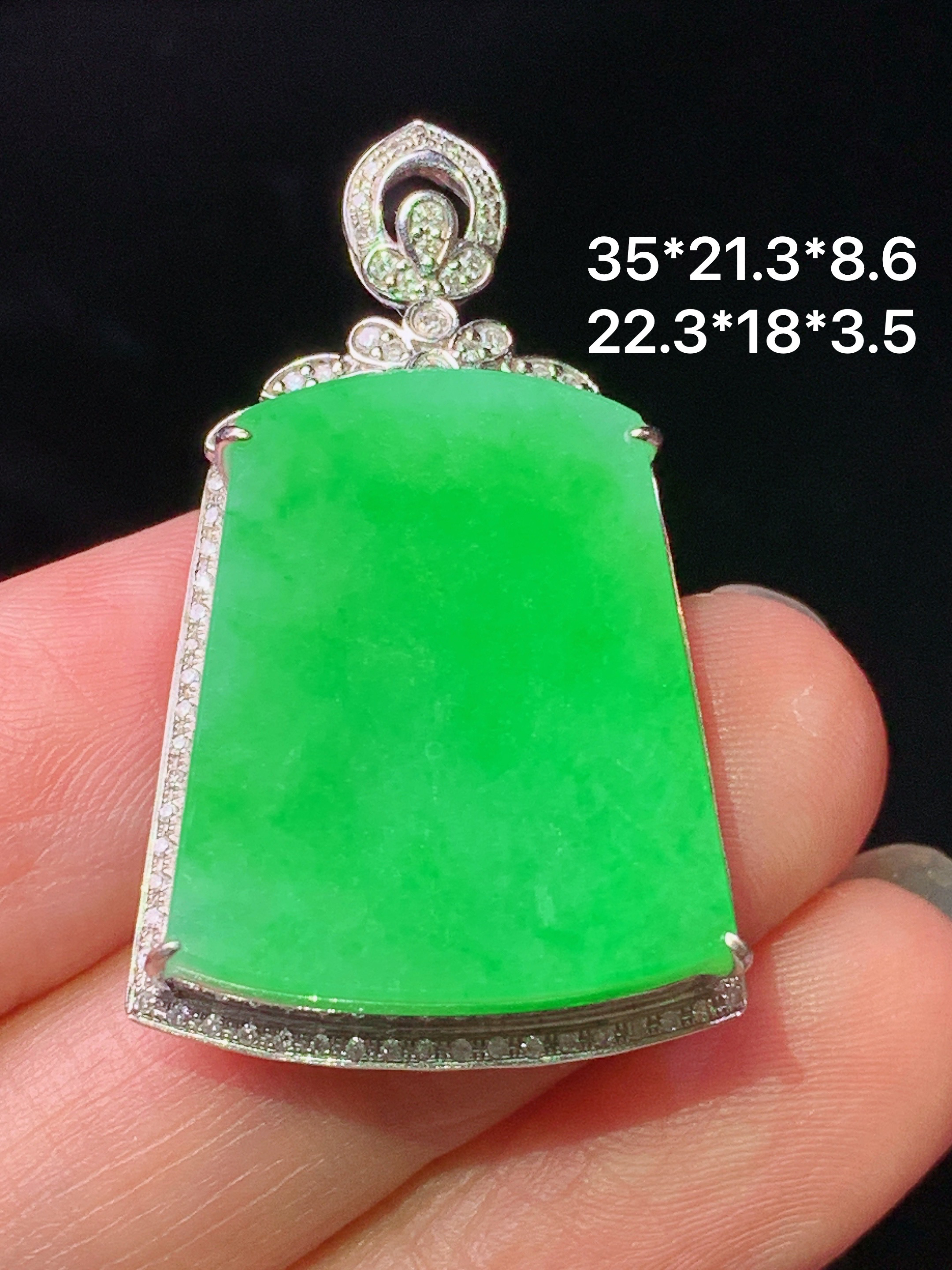18k金钻镶嵌阳绿无事牌吊坠 玉质细腻 色泽艳丽清新 水润亮眼 整体尺寸35*21.3*8.6L2