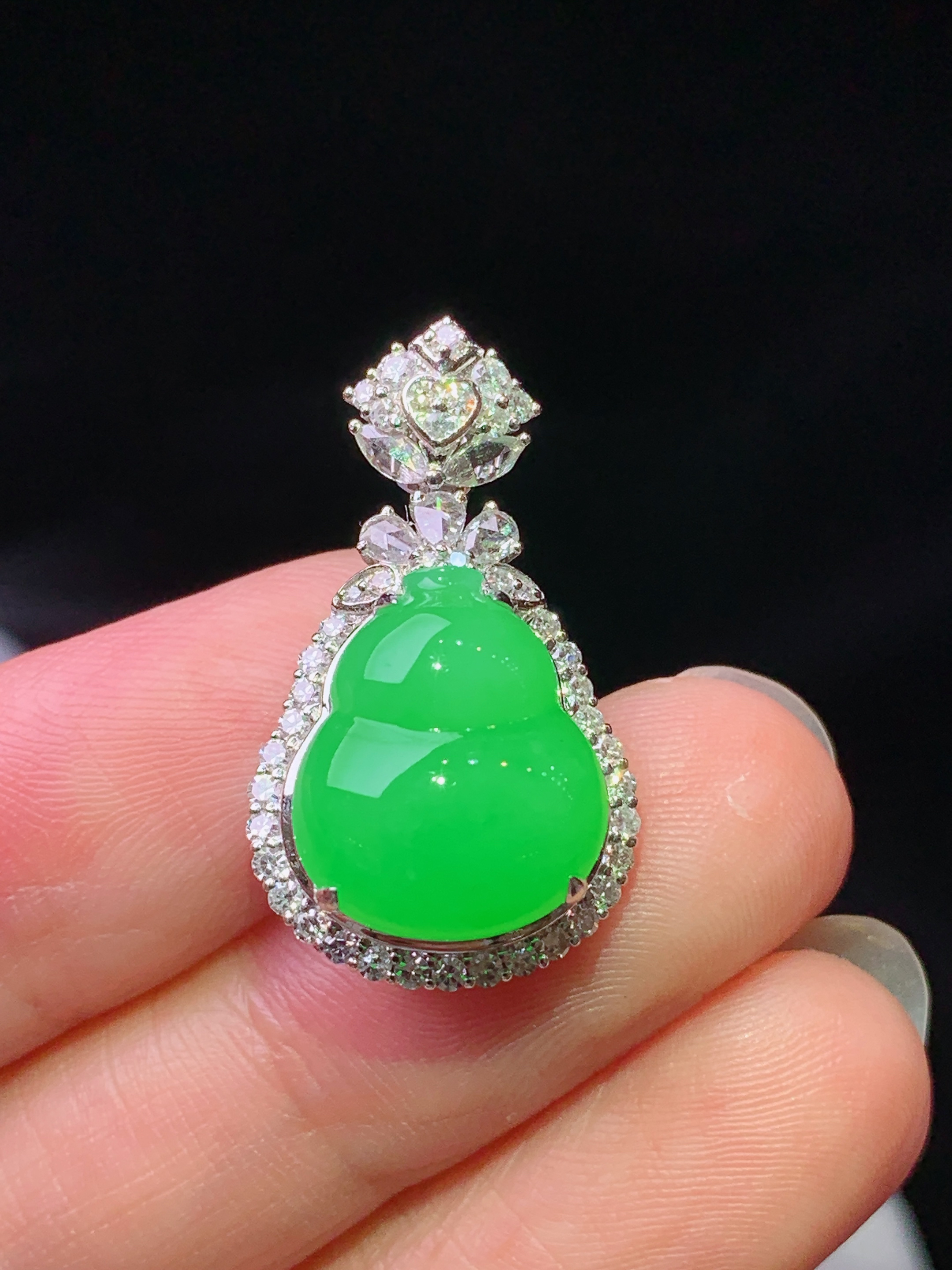 18k金钻镶嵌冰阳绿葫芦吊坠 玉质细腻 色泽艳丽清新 水润亮眼 整体尺寸25.8*14.6*9.8h1