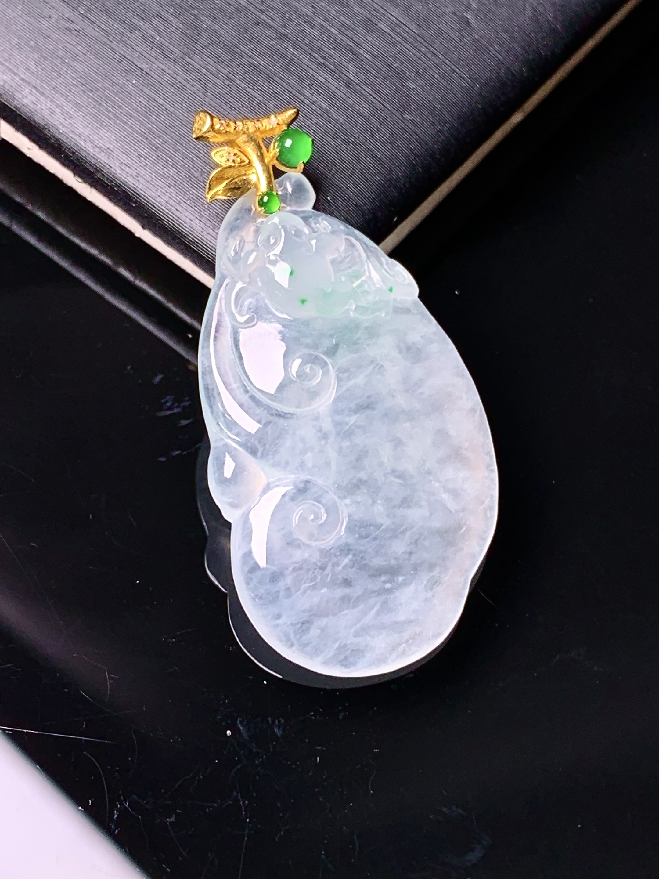 18k金钻镶嵌冰种如意吊坠 玉质细腻 色泽艳丽清新 水润亮眼 整体尺寸33*16.8*4.8e1