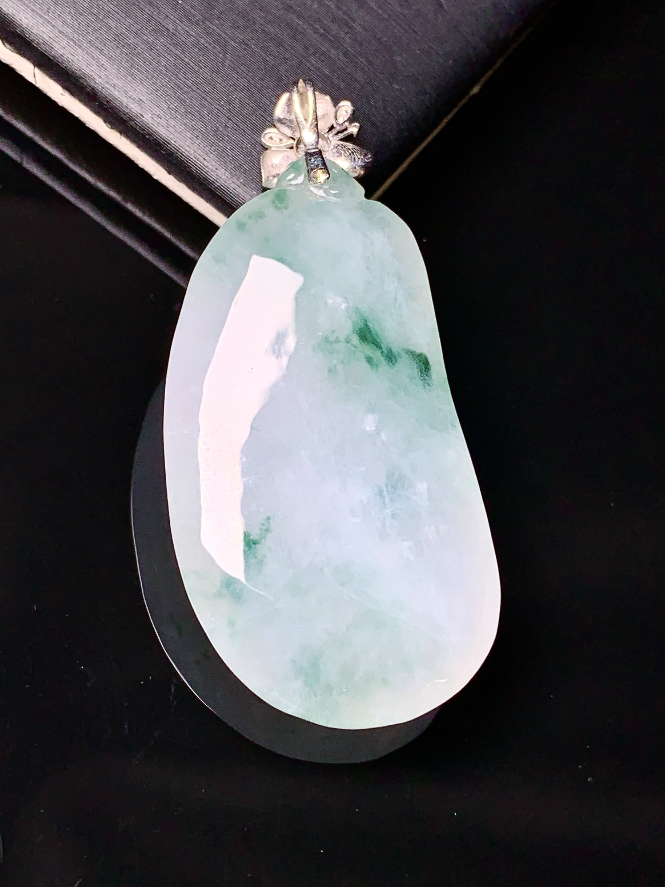 18k金镶嵌冰飘绿花福瓜吊坠 玉质细腻 色泽艳丽清新 水润亮眼 整体尺寸43*19.6*7.5e1