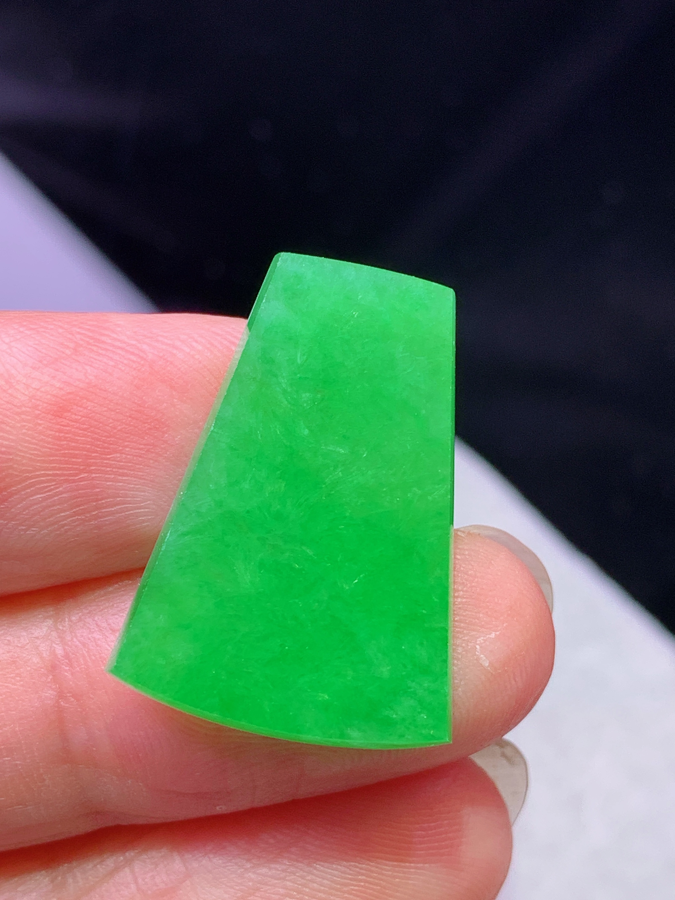 镶嵌款 阳绿无事牌吊坠 玉质细腻 色泽艳丽清新 水润亮眼 整体尺寸23*16.8*2.8m2