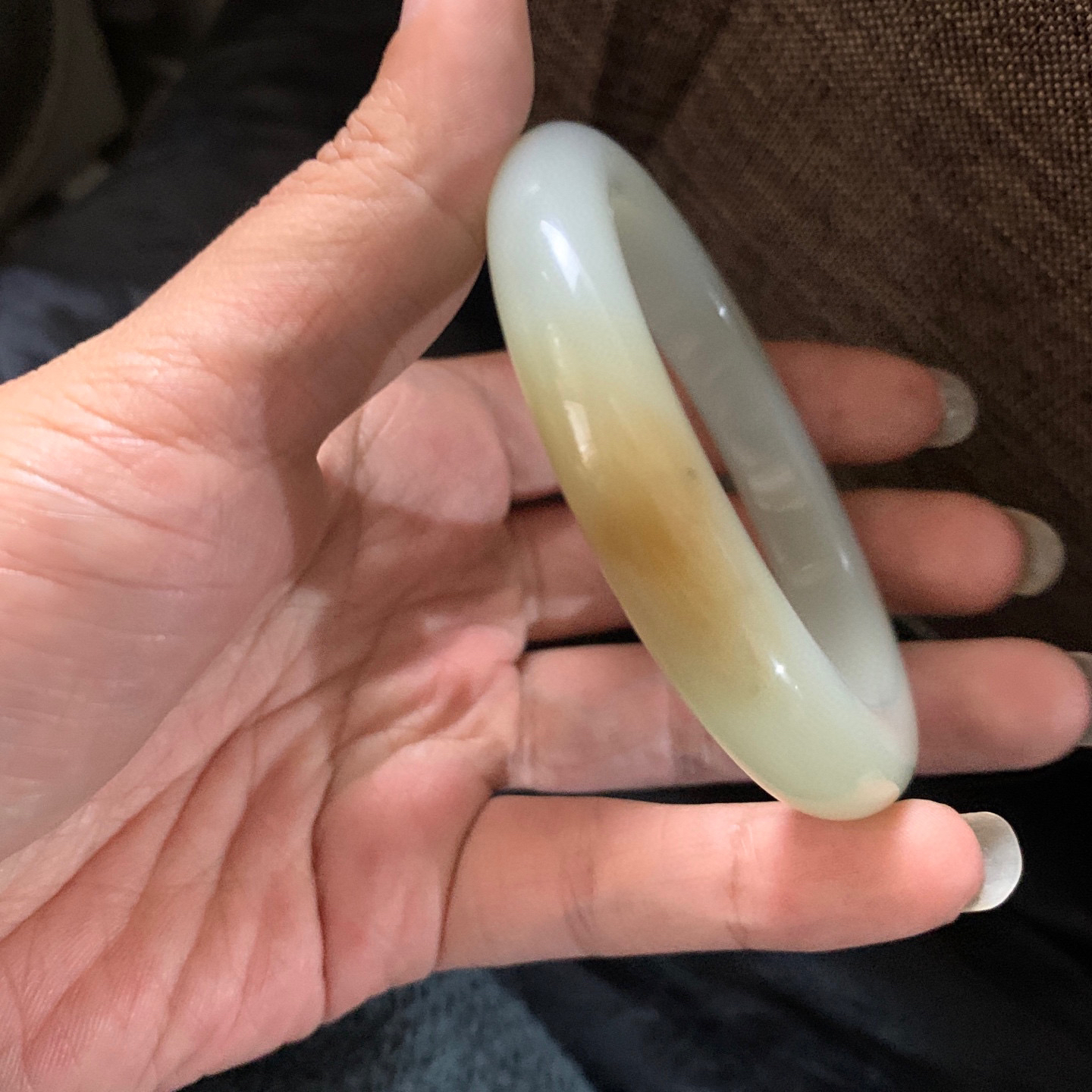 59圈口和田玉且末糖料宽版手镯，和田玉59圈口手镯，镯型古朴典雅。在诗情画意的雨巷相遇，你是我腕间的一抹风情，有你眸有深情.清风荡漾湖间静水，我愿俯身低眉，在烟波涟漪处寻