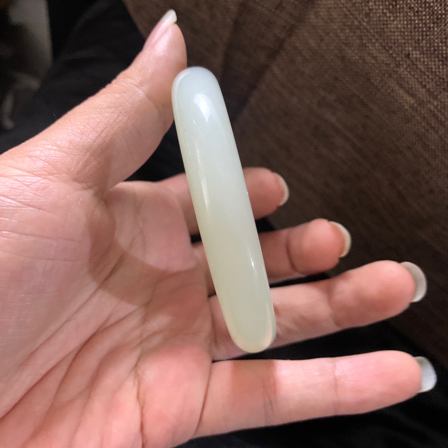 57圈口和田玉且末糖料宽版手镯，和田玉57圈口手镯，镯型古朴典雅。在诗情画意的雨巷相遇，你是我腕间的一抹风情，有你眸有深情.清风荡漾湖间静水，我愿俯身低眉，在烟波涟漪处寻