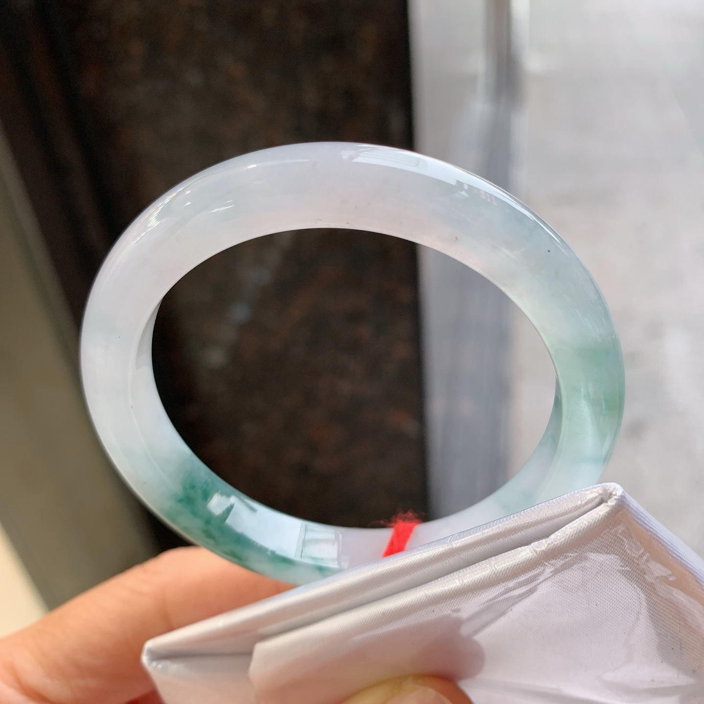 正圈冰种飘花，无裂，尺寸：52.3/8.8/7.8，冰润