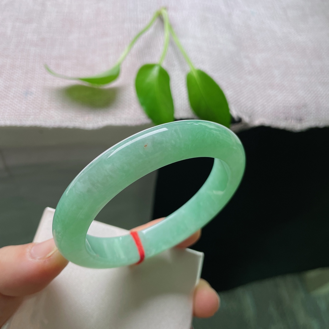 57.9/13.1/9.3，满绿正圈，色泽清雅，种老，郁郁层峦夹岸青，青山绿水去无声。无裂，ss51891a