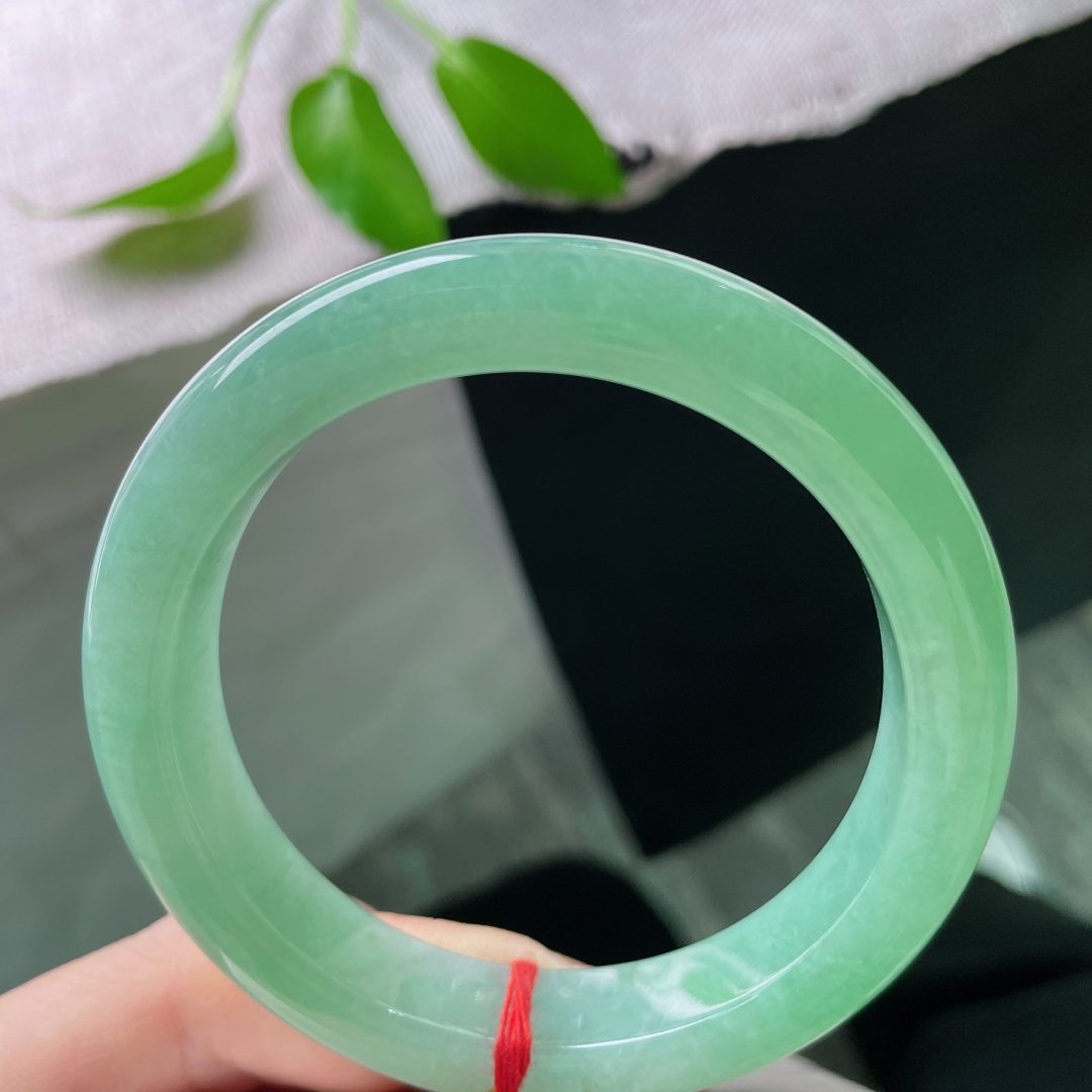 57.9/13.1/9.3，满绿正圈，色泽清雅，种老，郁郁层峦夹岸青，青山绿水去无声。无裂，ss51