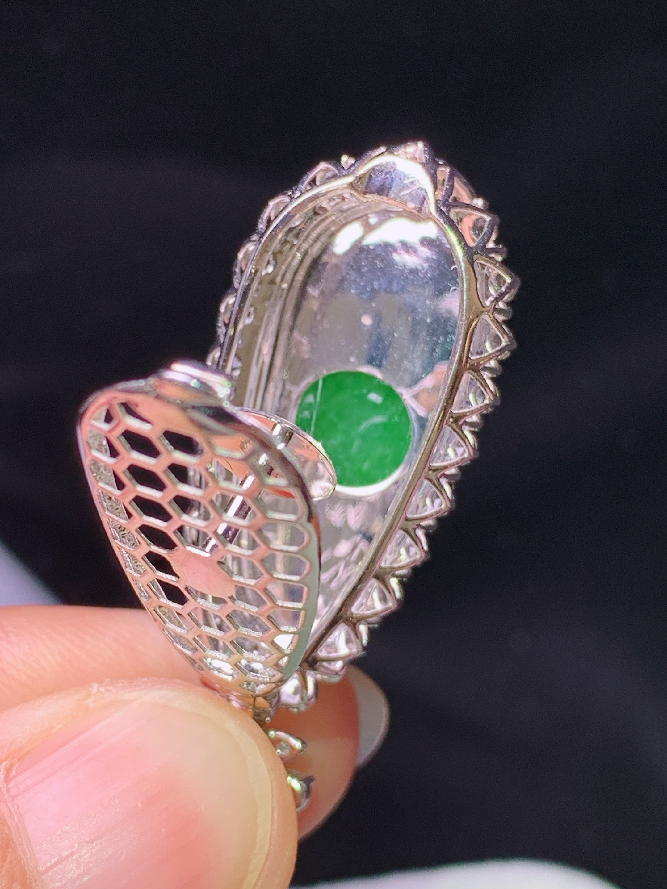 18k金钻镶嵌冰阳绿四季豆吊坠 玉质细腻 色泽艳丽清新 水润亮眼 整体尺寸38.5*15.5*10.5h2