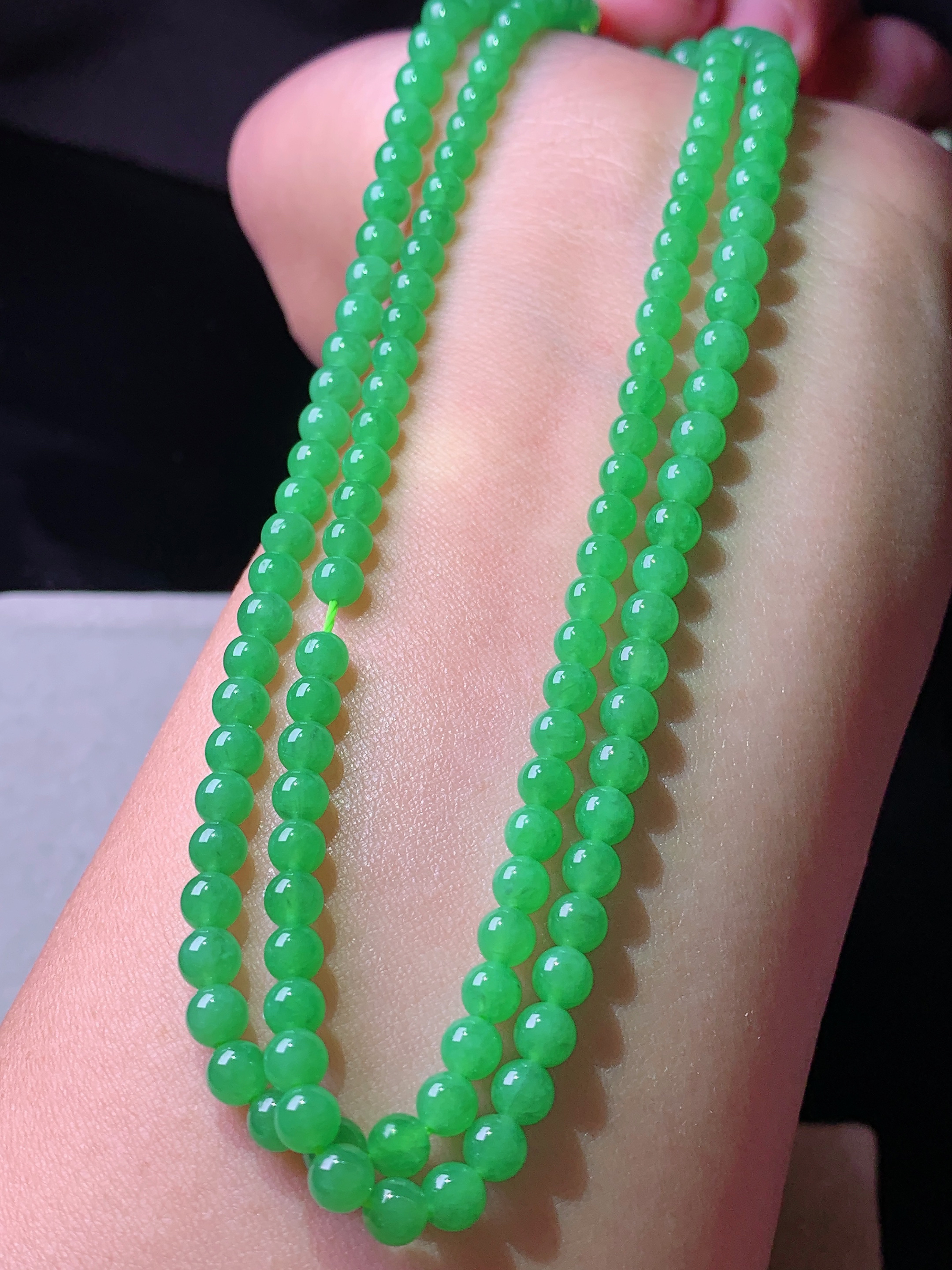 满绿圆珠项链 玉质细腻 色泽艳丽清新 水润亮眼 整体尺寸5h3