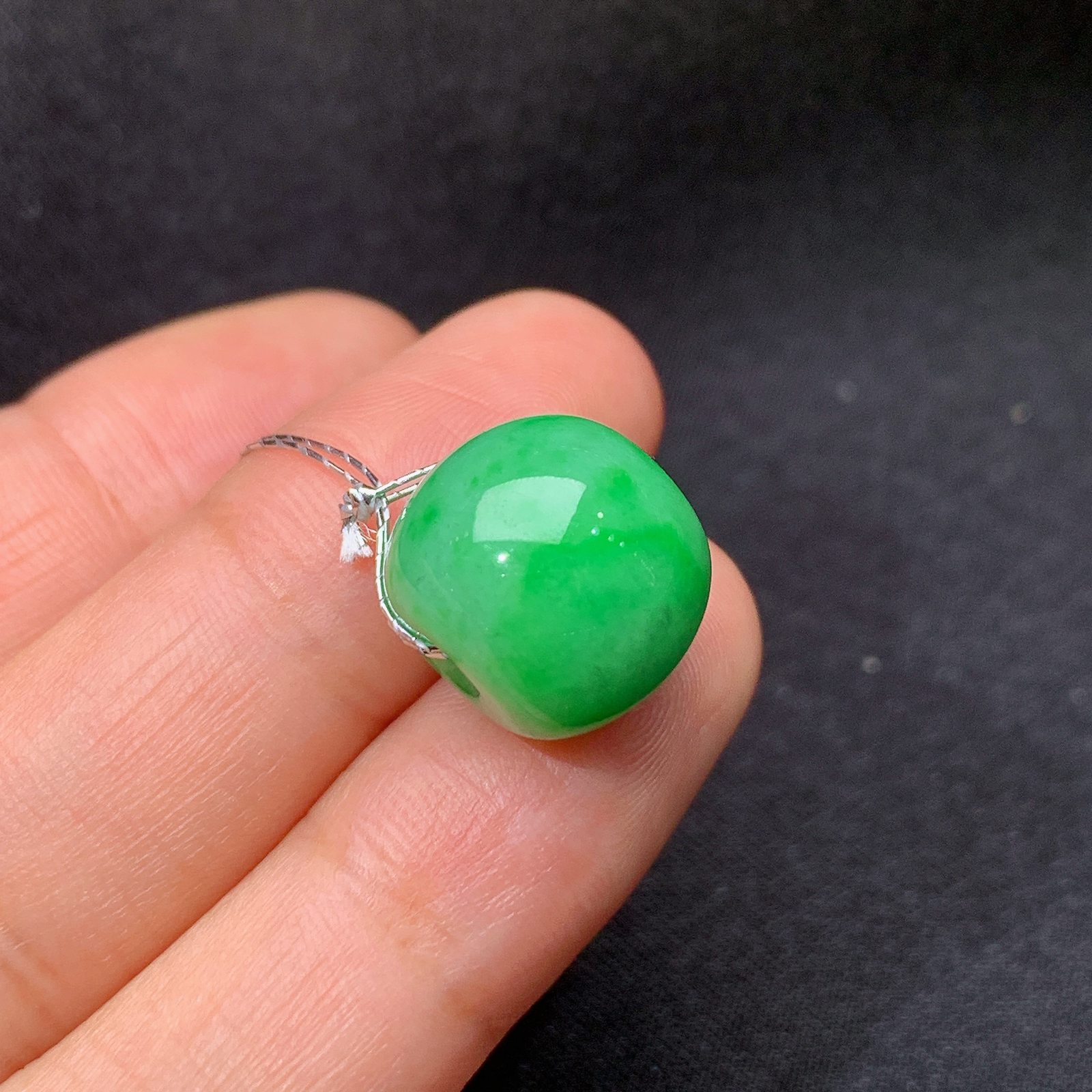 翠绿路路通 品相好 料子细腻 尺寸12*13.3