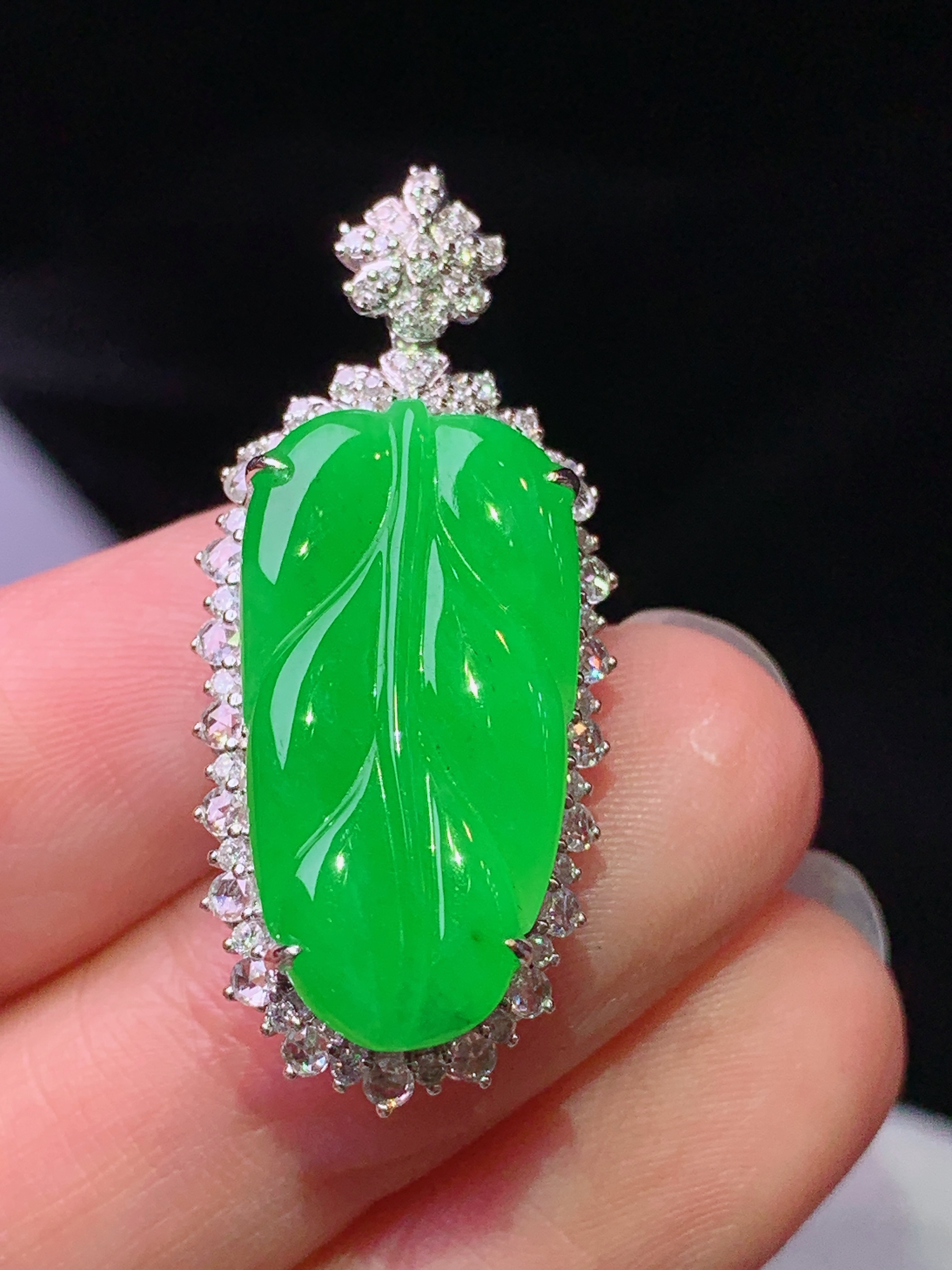 18k金钻镶嵌冰阳绿树叶吊坠 玉质细腻 色泽艳丽清新 水润亮眼 整体尺寸33.8*15*10m2
