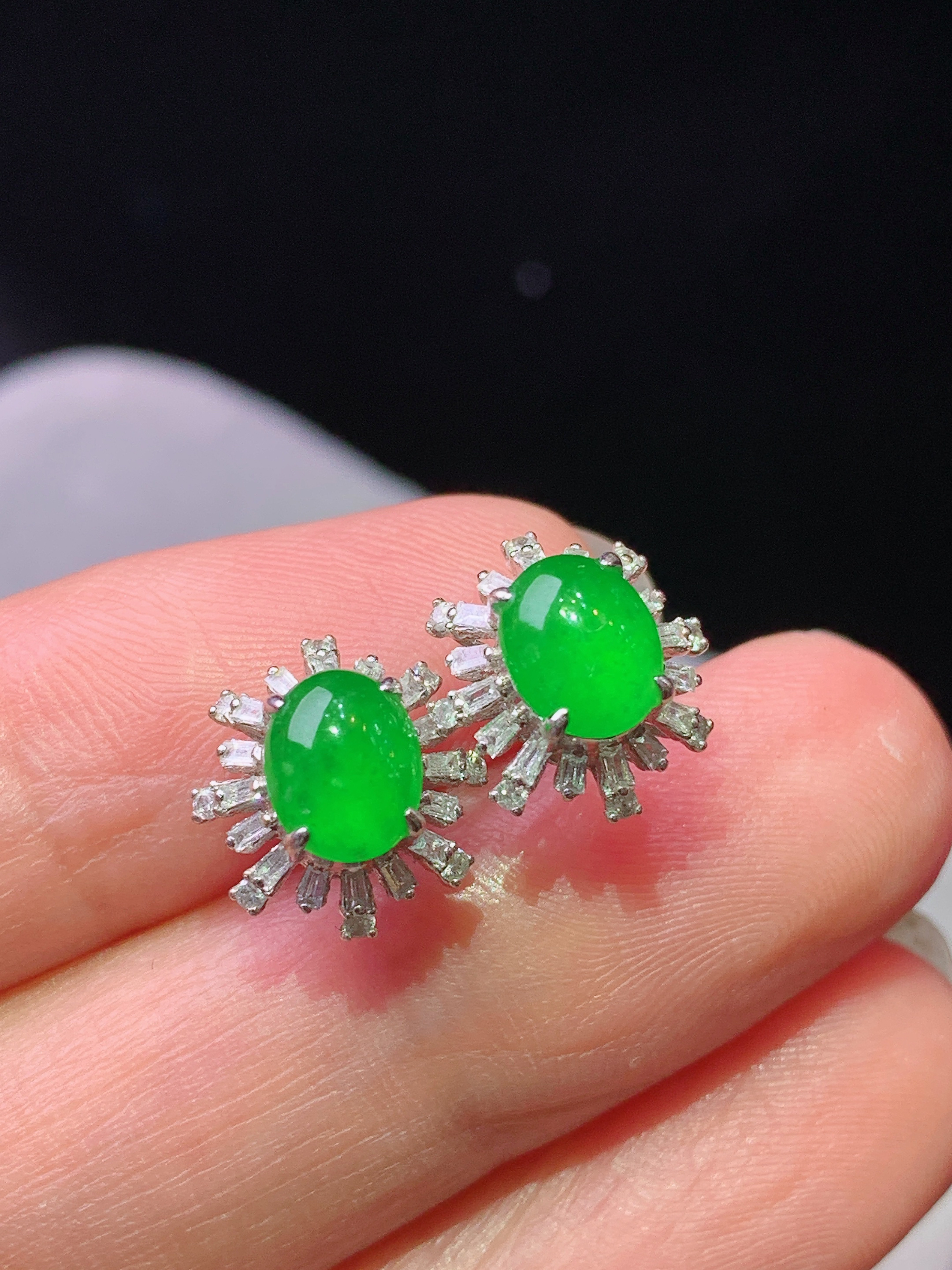 18k金钻镶嵌冰阳绿耳钉 玉质细腻 色泽艳丽清新 水润亮眼 整体尺寸11.2*10*6.8p1