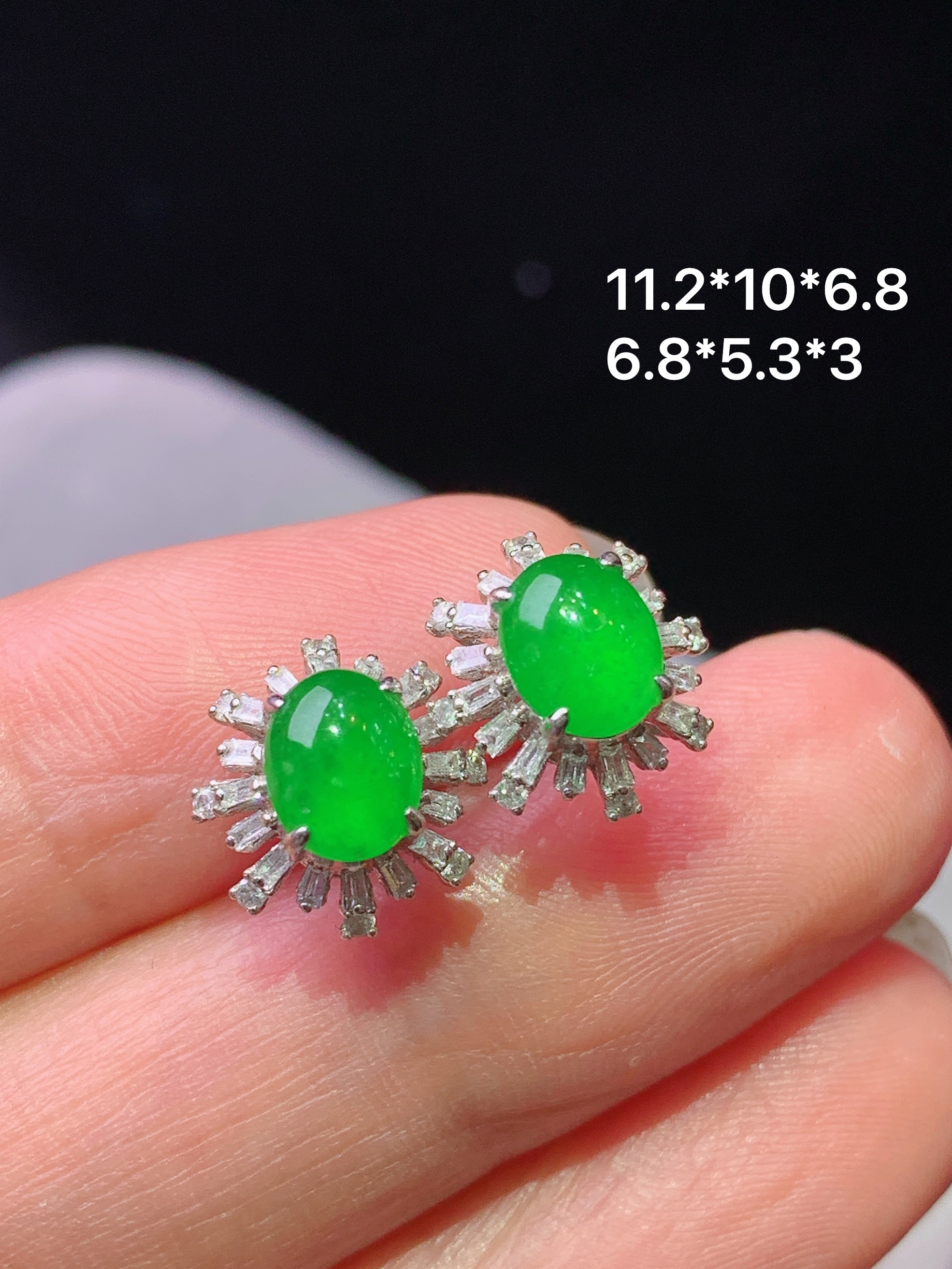 18k金钻镶嵌冰阳绿耳钉 玉质细腻 色泽艳丽清新 水润亮眼 整体尺寸11.2*10*6.8p1