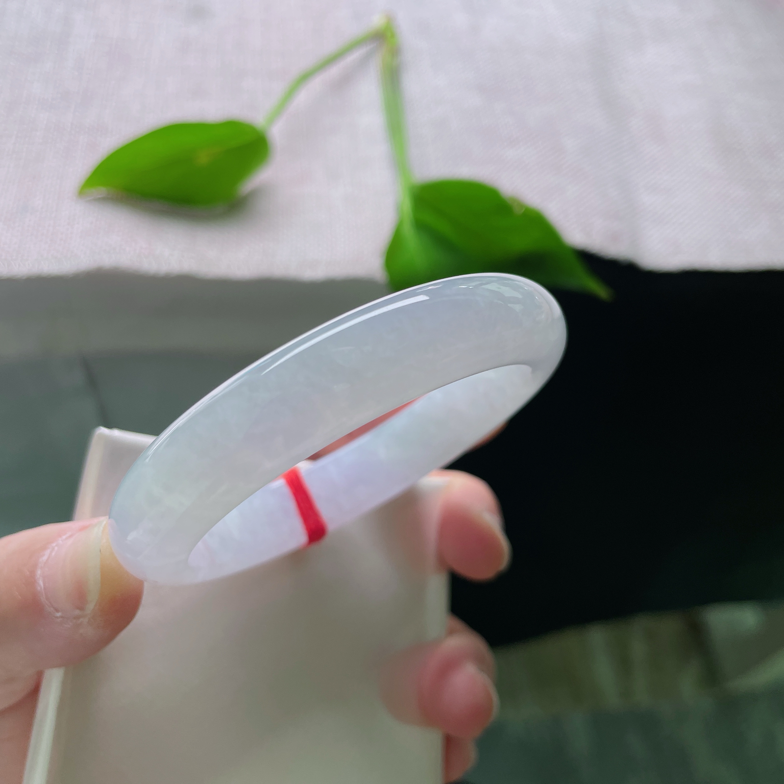 54.8/12.1/8.3，冰紫正圈，种老，色泽柔润通透，佩戴更添温婉韵味。皮纹，ss48793a..