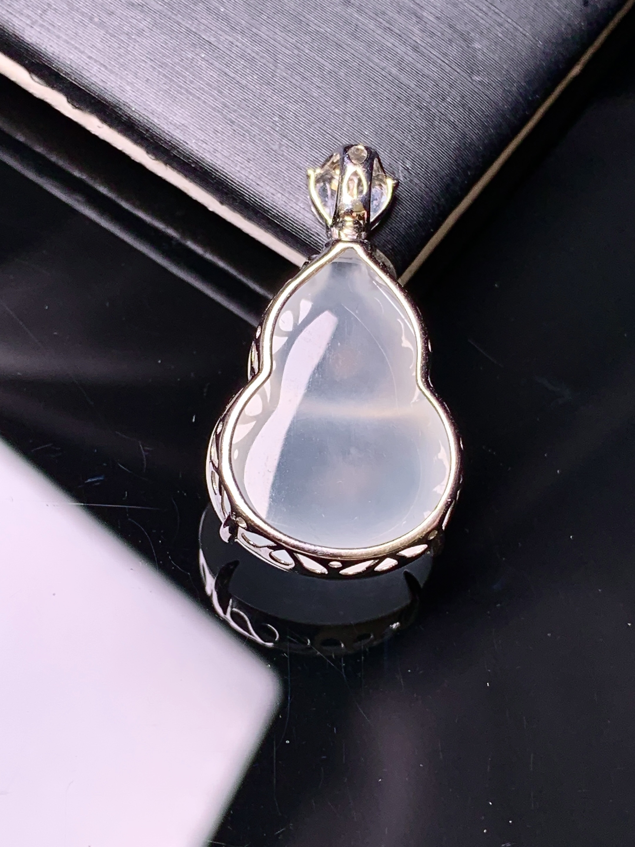 18k金钻镶嵌冰种葫芦吊坠 玉质细腻 色泽艳丽清新 水润亮眼 整体尺寸24.8*14*8.5g2