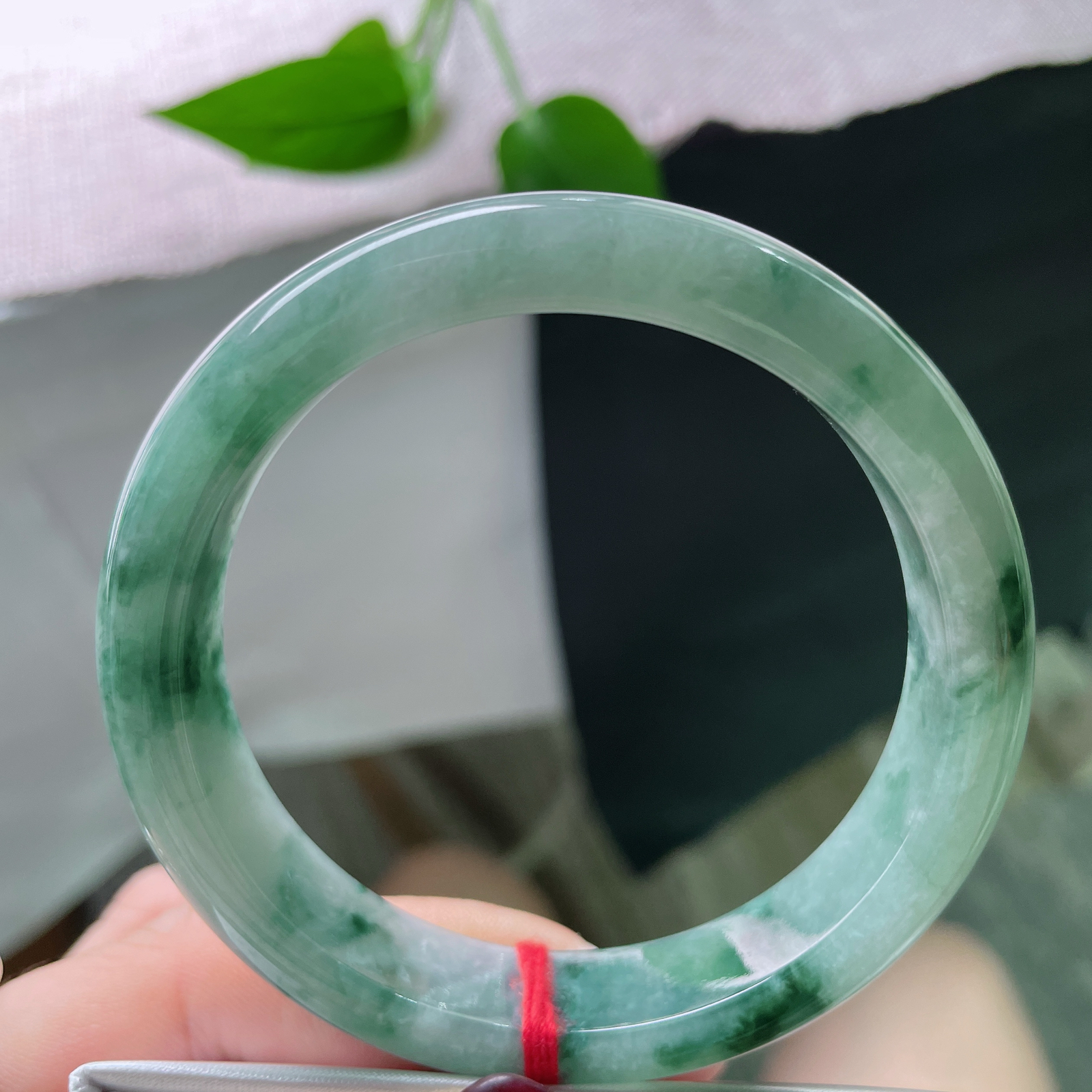 57/12.3/7.8，飘花正圈，水润细腻，佩戴沉稳内敛，不失大气婉约，ss51334a..