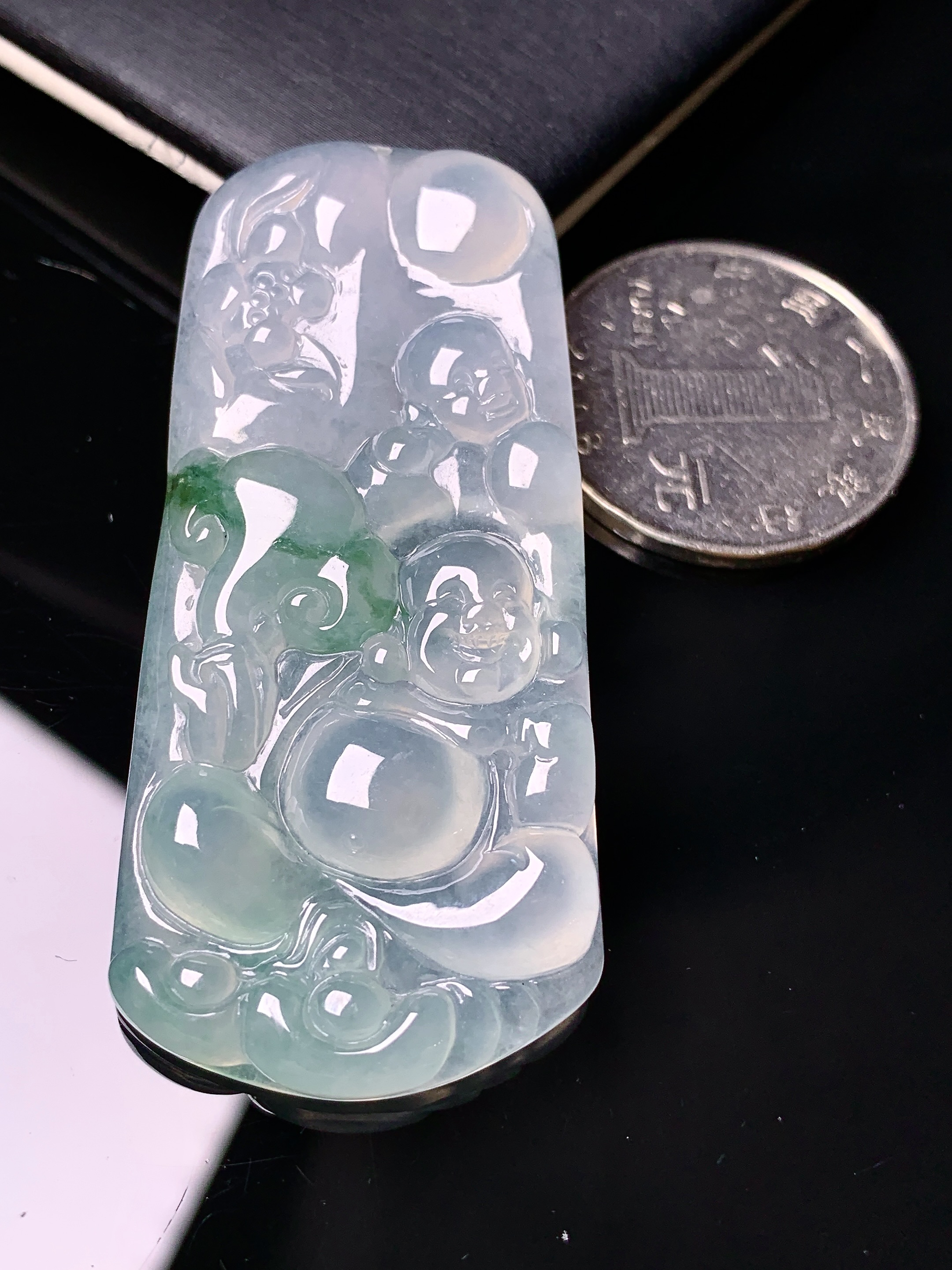 飘绿多仔多福佛公牌吊坠 玉质细腻 色泽艳丽清新 水润亮眼 整体尺寸55*25.8*5.3x1