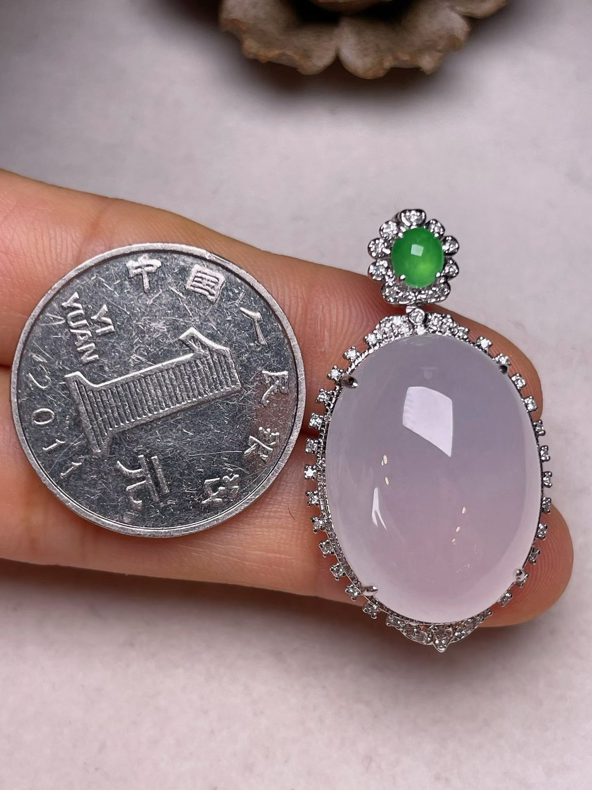 冰种鸽子蛋吊坠、真金真钻镶嵌，种水好，玉质细腻 .裸石尺寸 23.6*17.7*