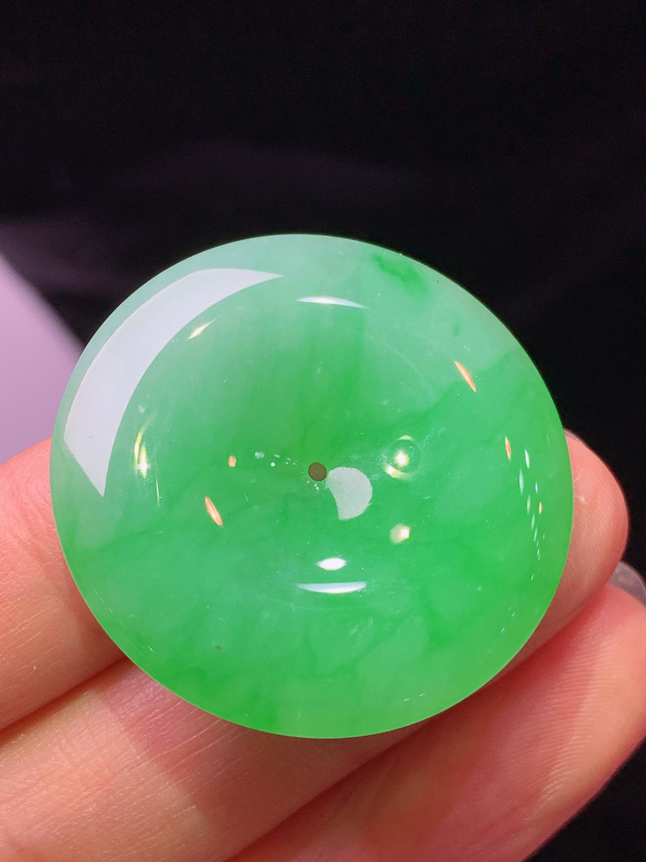 阳绿平安扣吊坠 玉质细腻 色泽艳丽清新 水润亮眼 整体尺寸31.6*6m2