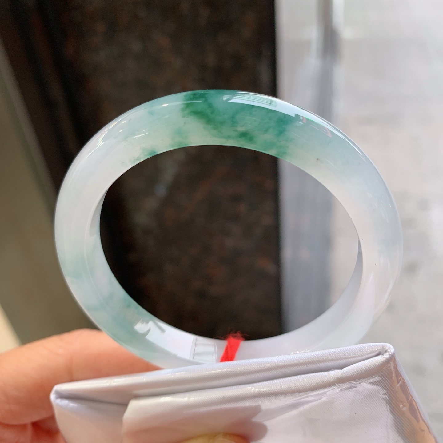 正圈冰种飘花，无裂，尺寸：52.3/8.8/7.8，冰润