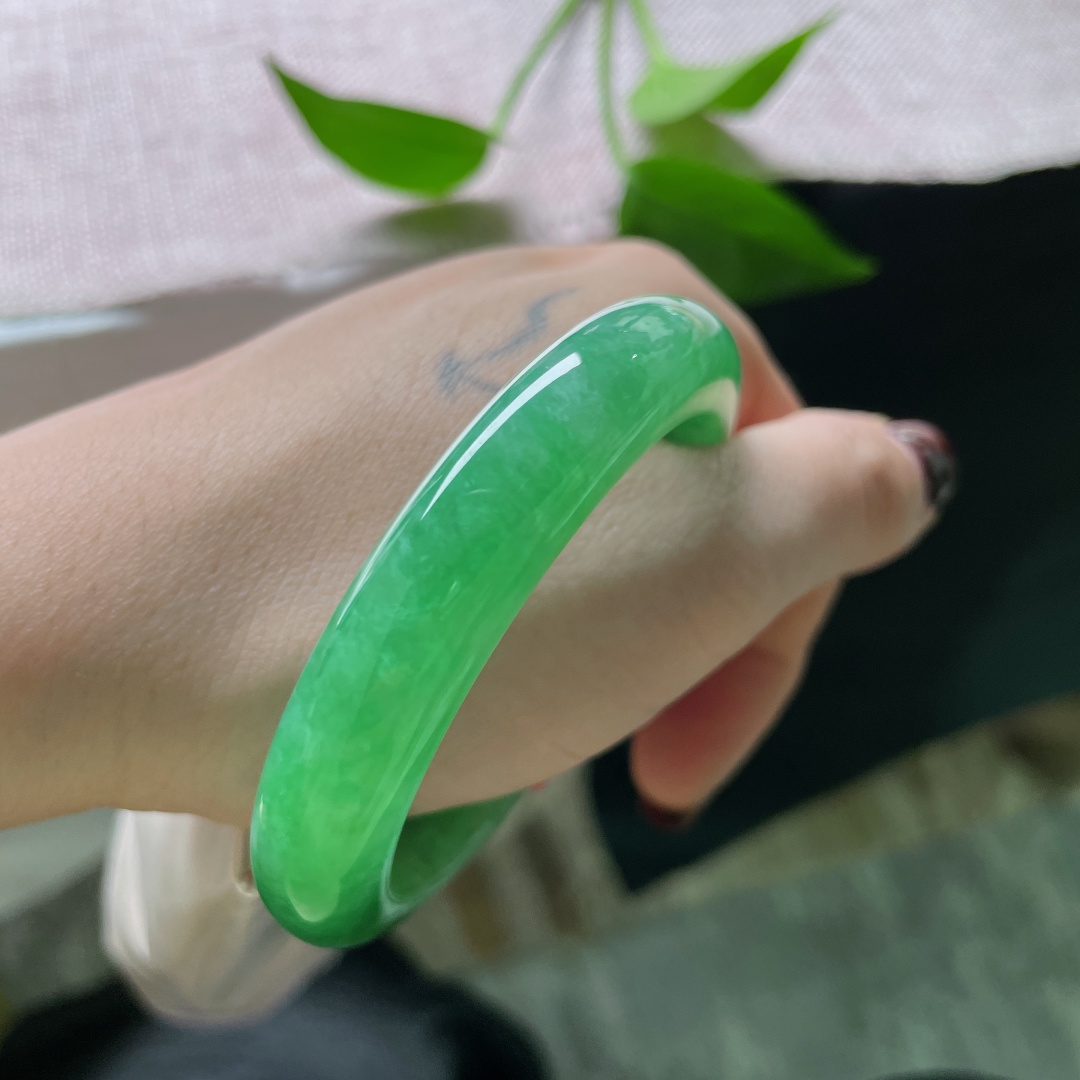 53.8/11.5/8.7绿底正圈，佩戴于腕间的东方哲学——内敛中见丰盈，流转中守圆满。皮纹，ss51702a