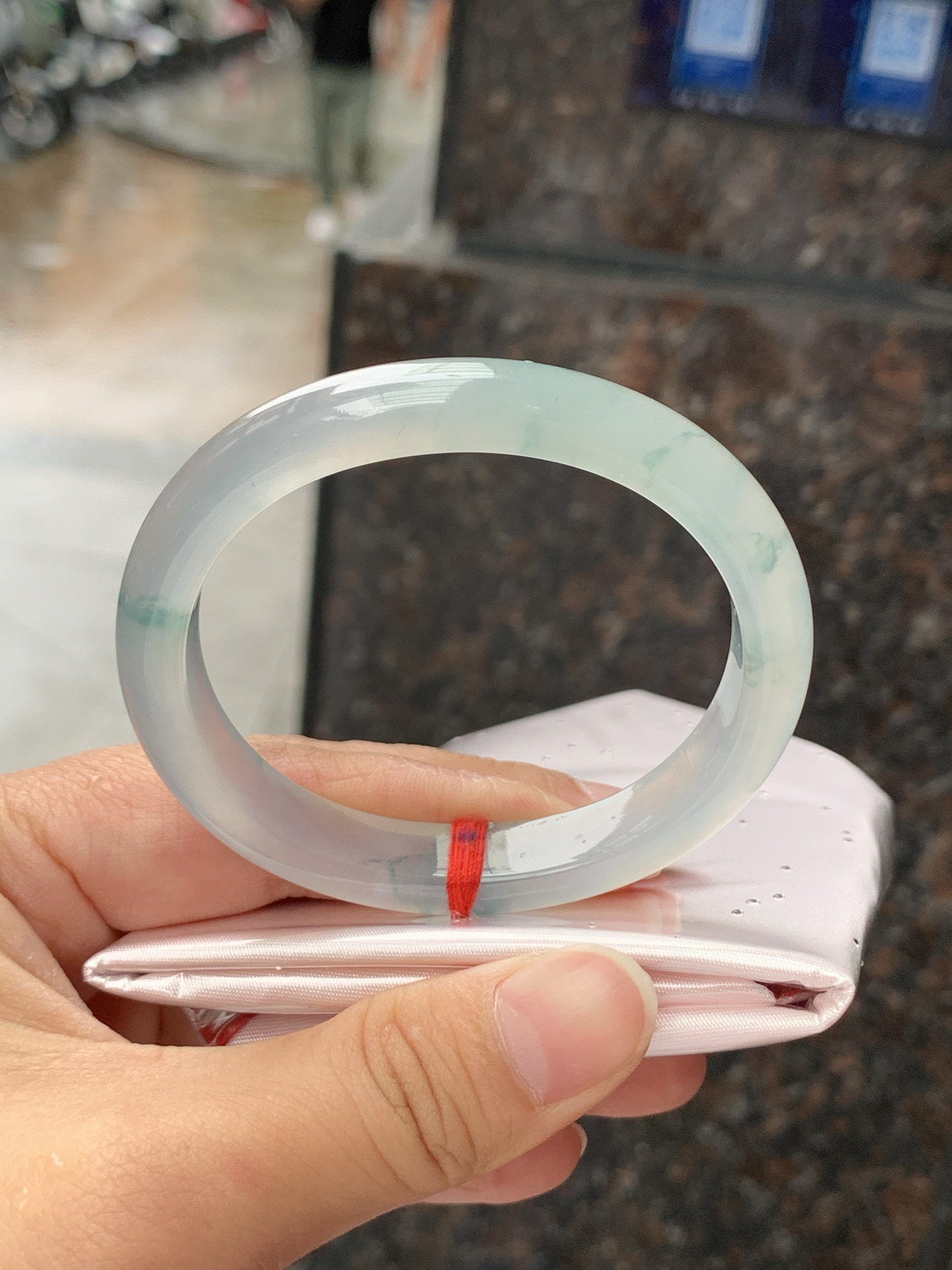 冰飘花贵妃，54.2-47.5-10.2-7，0424-N525，底妆冰透，胶润细腻，蓝花灵动飘逸，勾勒出一幅唯美诗意的山水意境画，古典优雅又秀气，无裂