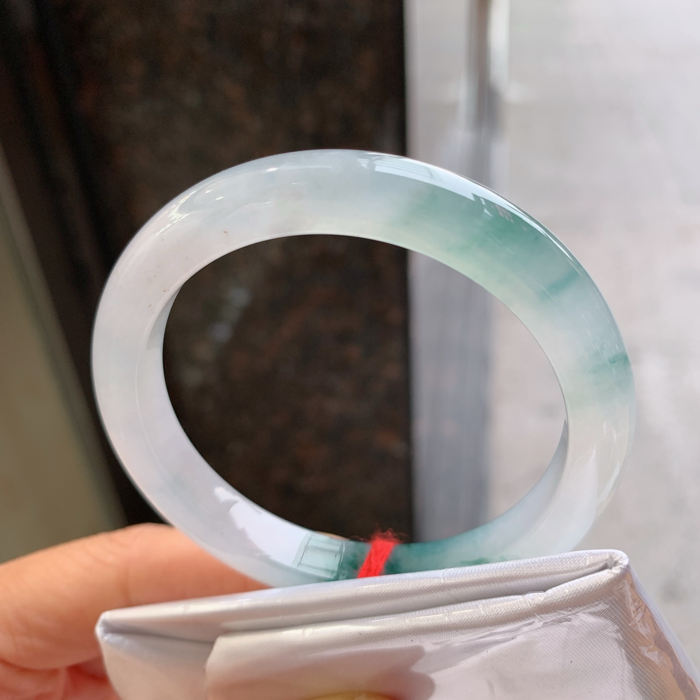 正圈冰种飘花，无裂，尺寸：52.3/8.8/7.8，冰润