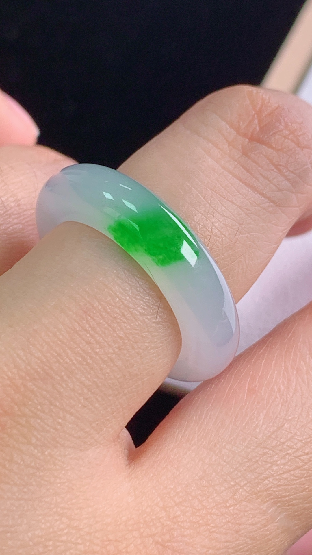 高品质，冰飘绿指环，种色兼备，花色灵动，水润细腻，无裂，尺寸:圈口15/17.4-5.7-4.3mm，编号20
