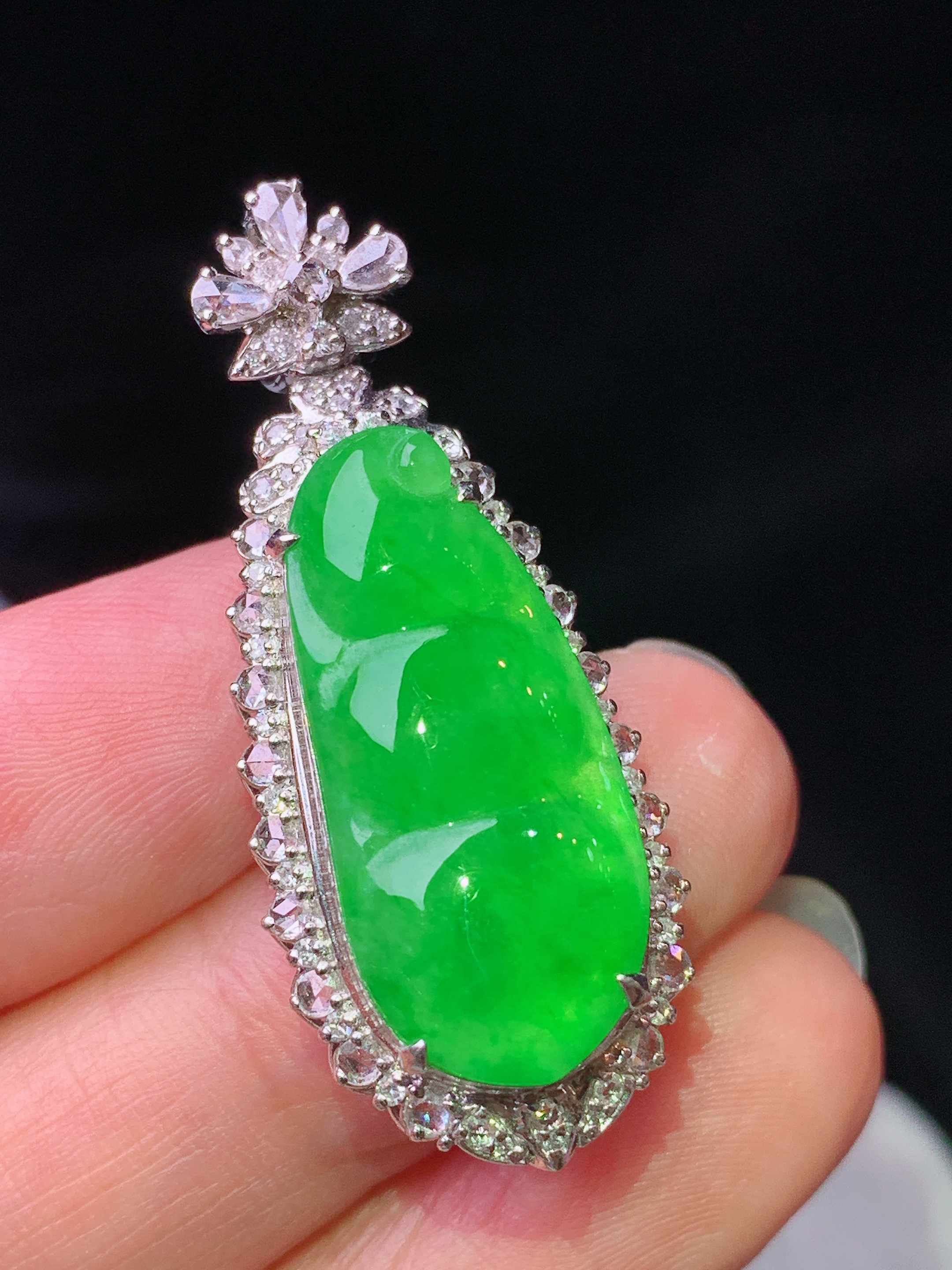 18k金钻镶嵌冰阳绿四季豆吊坠 玉质细腻 色泽艳丽清新 水润亮眼 整体尺寸38.5*15.5*10.